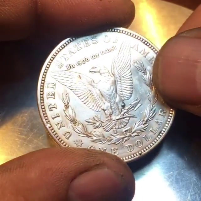 超絶細かな隠しギミックを盛り込んだコインを旧1ドル硬貨から削り出す