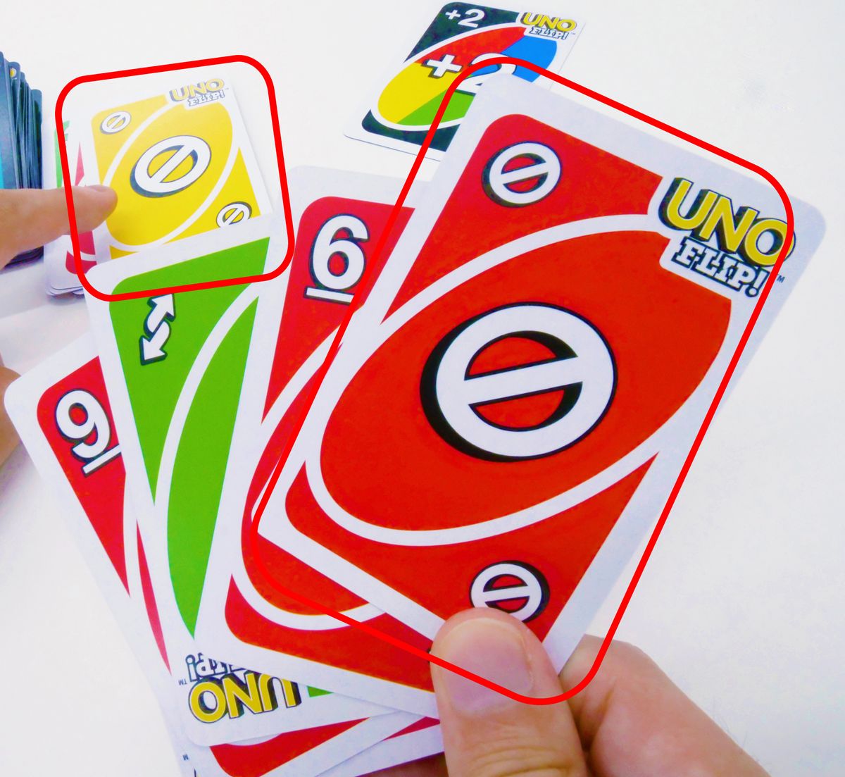 いつもの「UNO」から突然ダークサイドが始まる表裏一体カードの「UNO