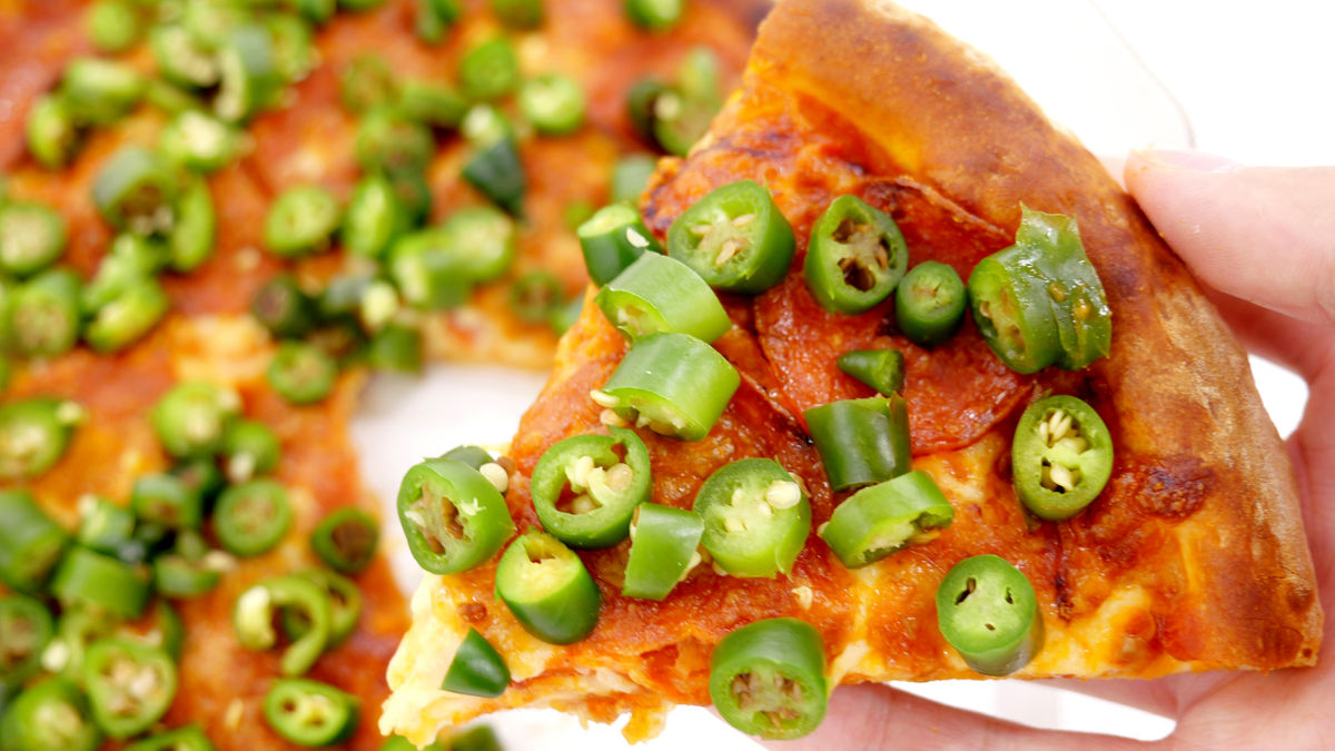 激辛唐辛子がピザを覆い隠す「ピザーラ セラーノペッパー～熟成サラミ