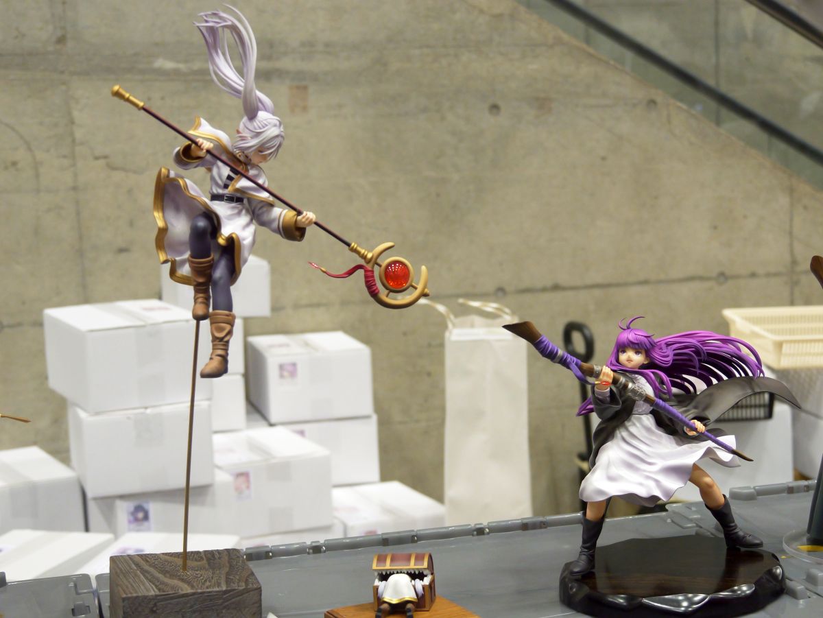 戦闘態勢のフリーレン」「ミミックにかまれるフリーレン」「脱出用