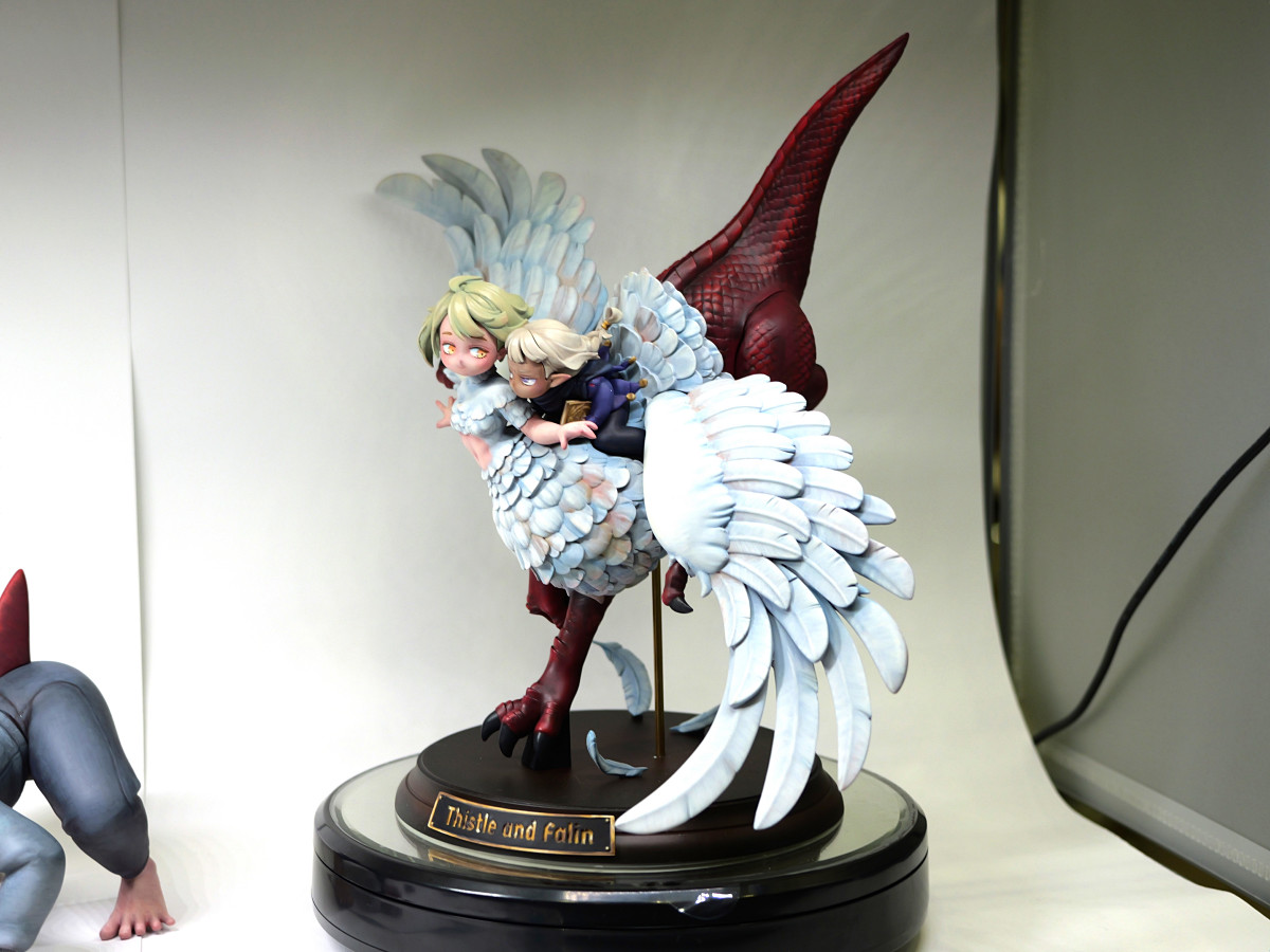 炎竜の正しいポーズ」を見せつけるライオス＆シスルを乗せたキメラ