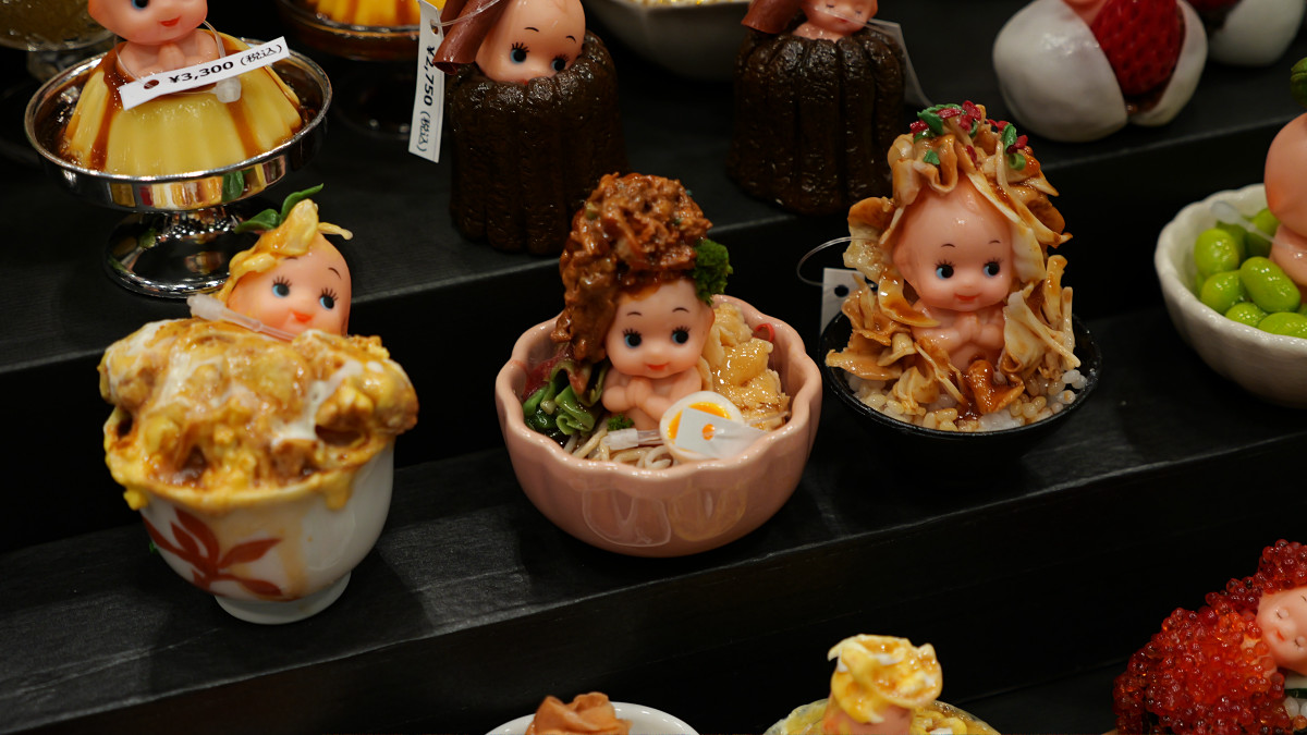 シズル感マシマシな料理にまみれるキューピー人形たちがワンフェス会場