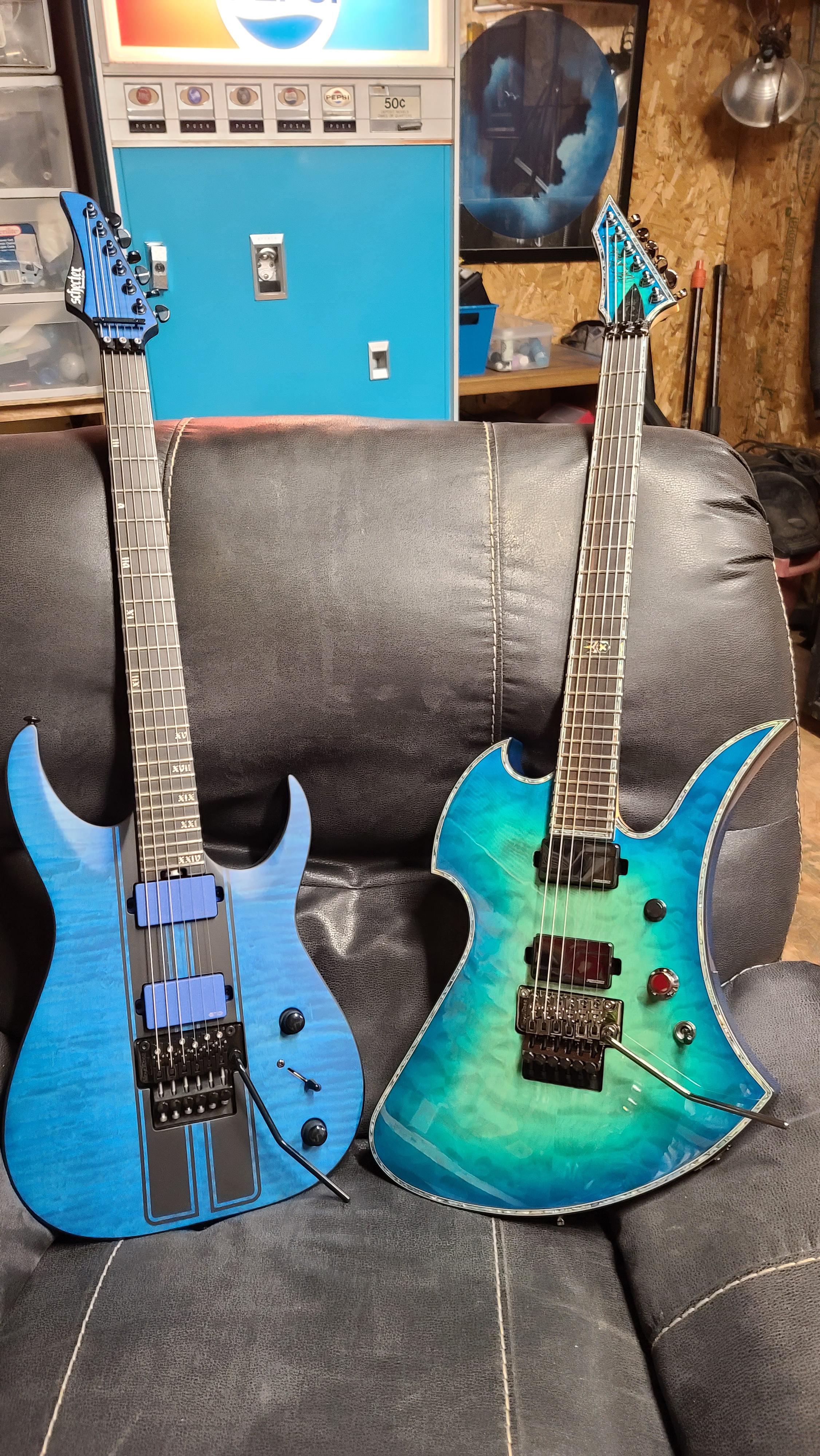 今日、新しいギターを2本買ったんだ。B.C. Rich Mockingbird Extreme