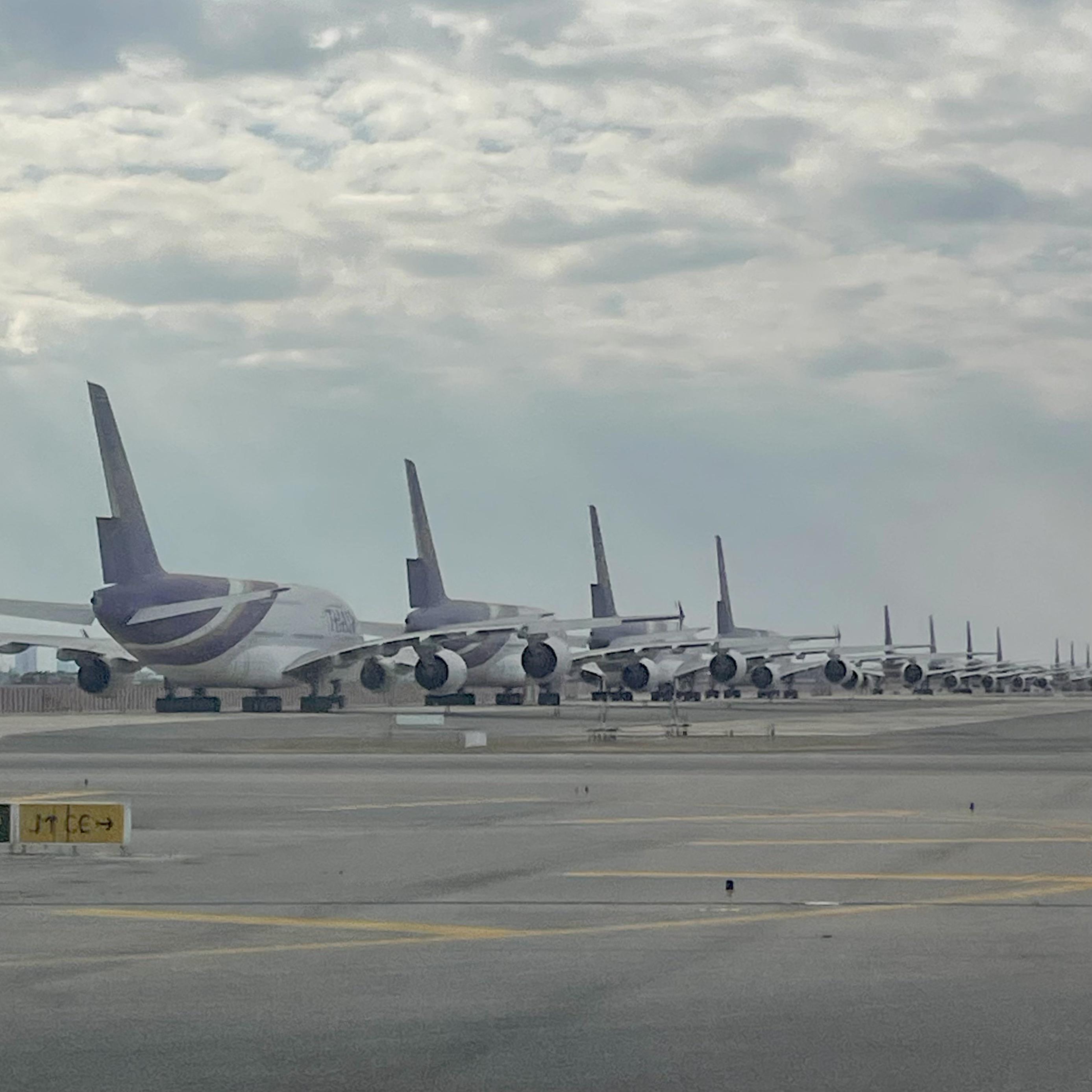 BKK空港のタイ国際航空の退役したA380 4機 : r/aviation