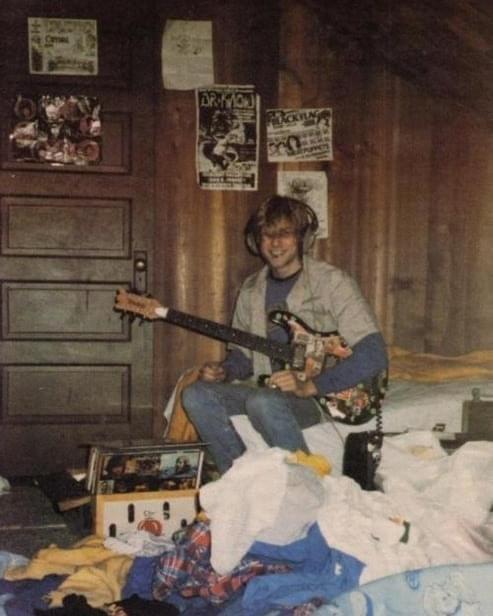 1985年、18歳のカート・コバーンが練習中 : r/Nirvana