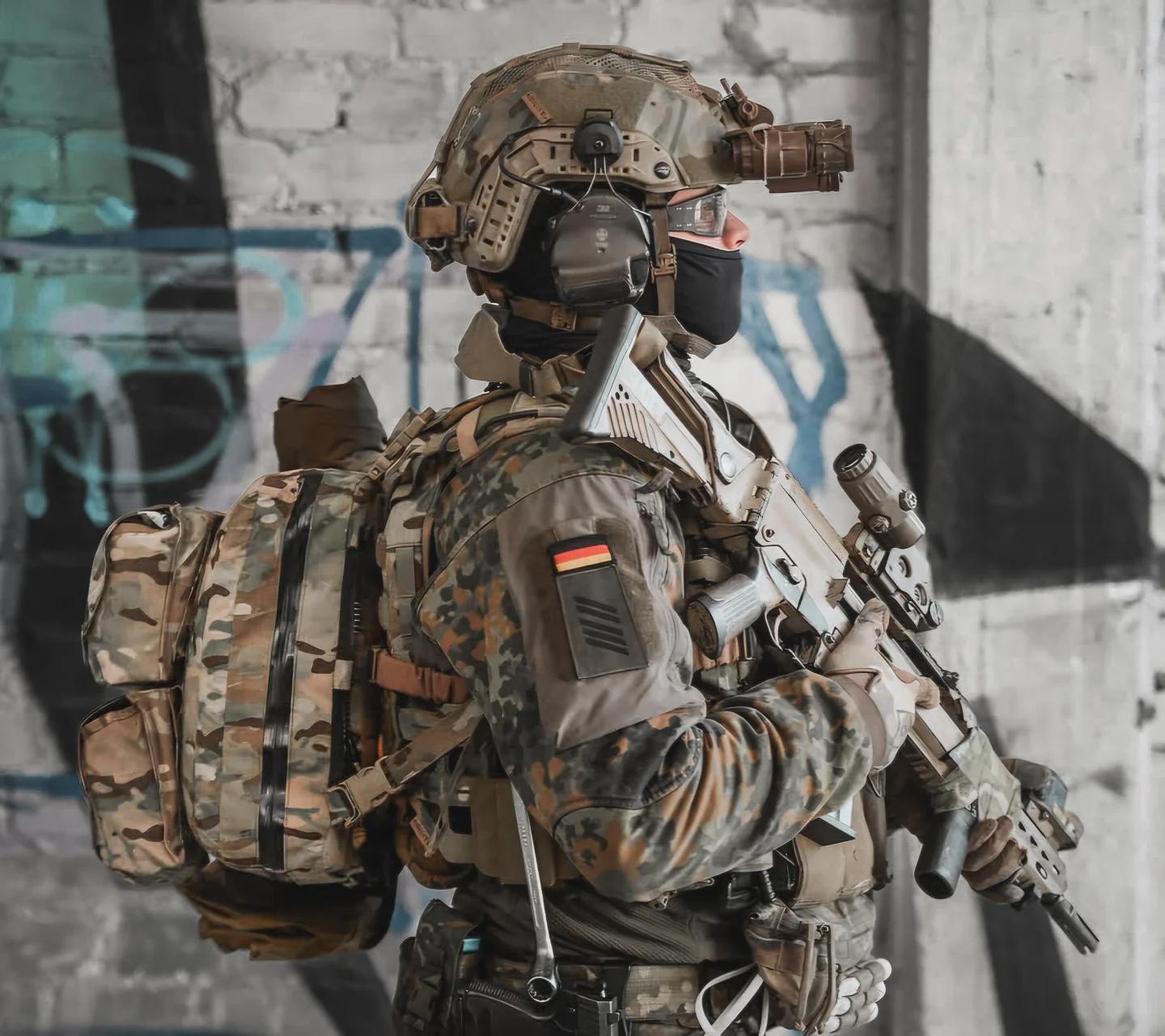 ドイツ陸軍レンジャー（EGB）の衛生兵、Lazarusパック付き。[1440x1282