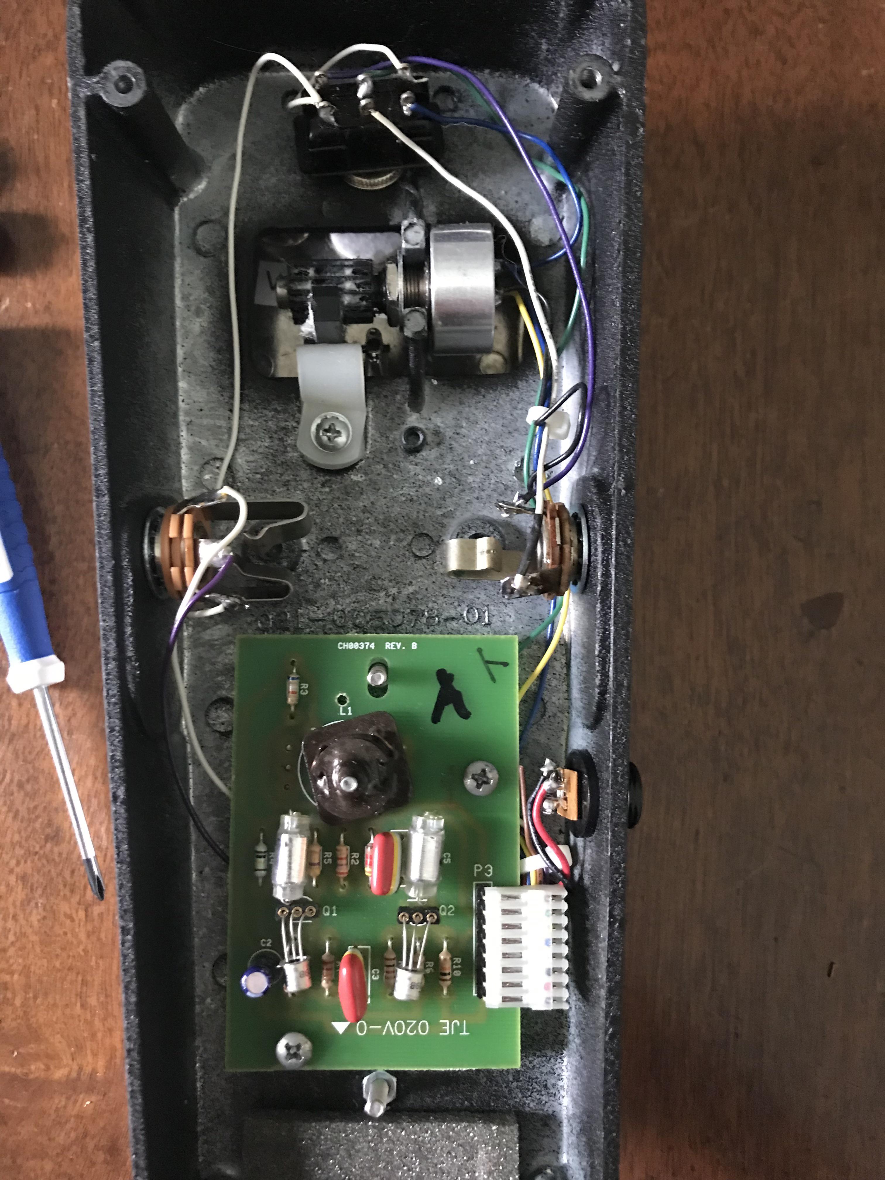 Anyone out there know if this Vox V847 wah was modded? : r
