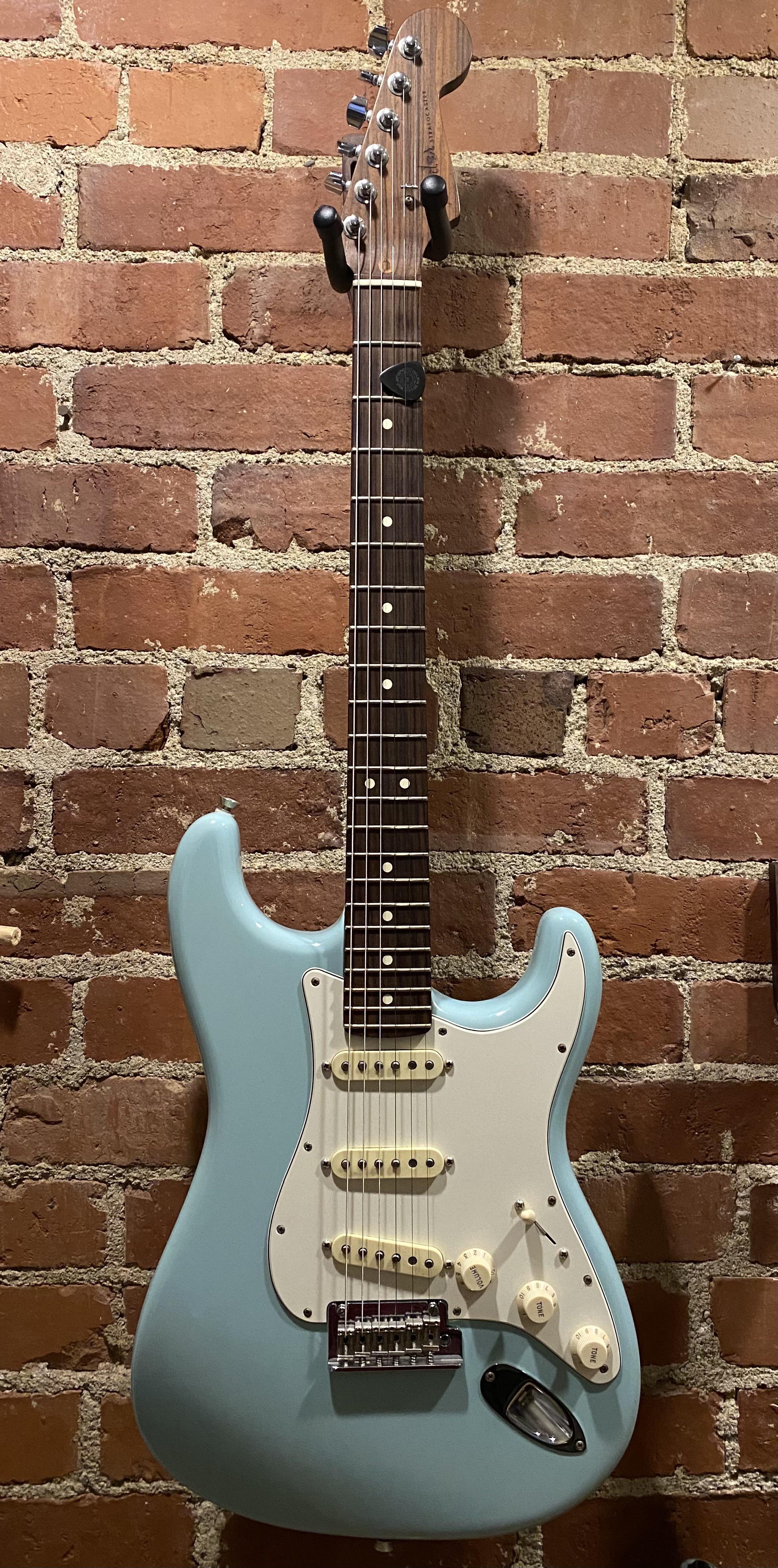 新しいギターの日！ダフネブルーのフェンダー・ストラトキャスター