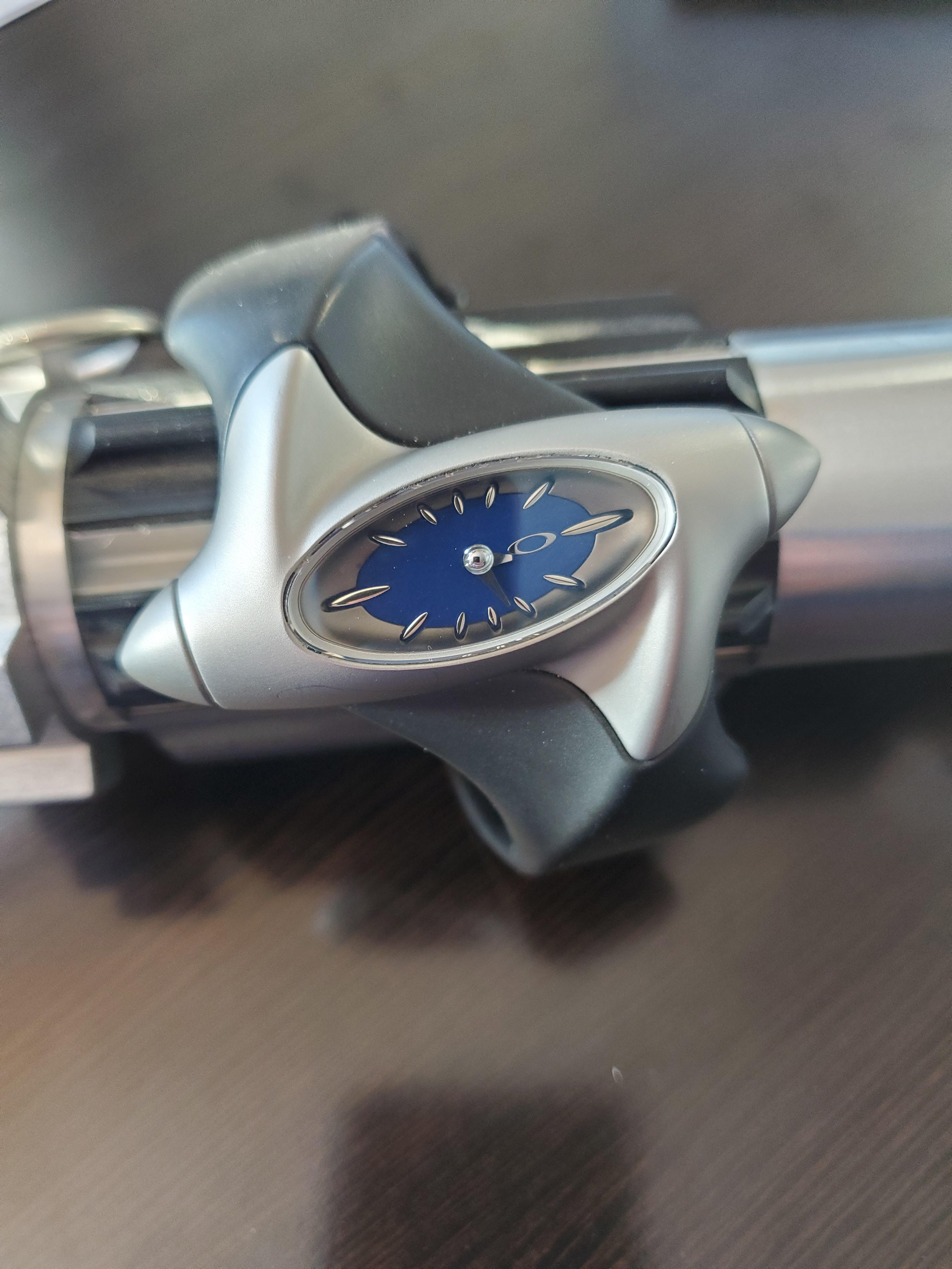 Oakley] 最近の投稿で、2000年代初頭のSFっぽいクレイジーな時計を