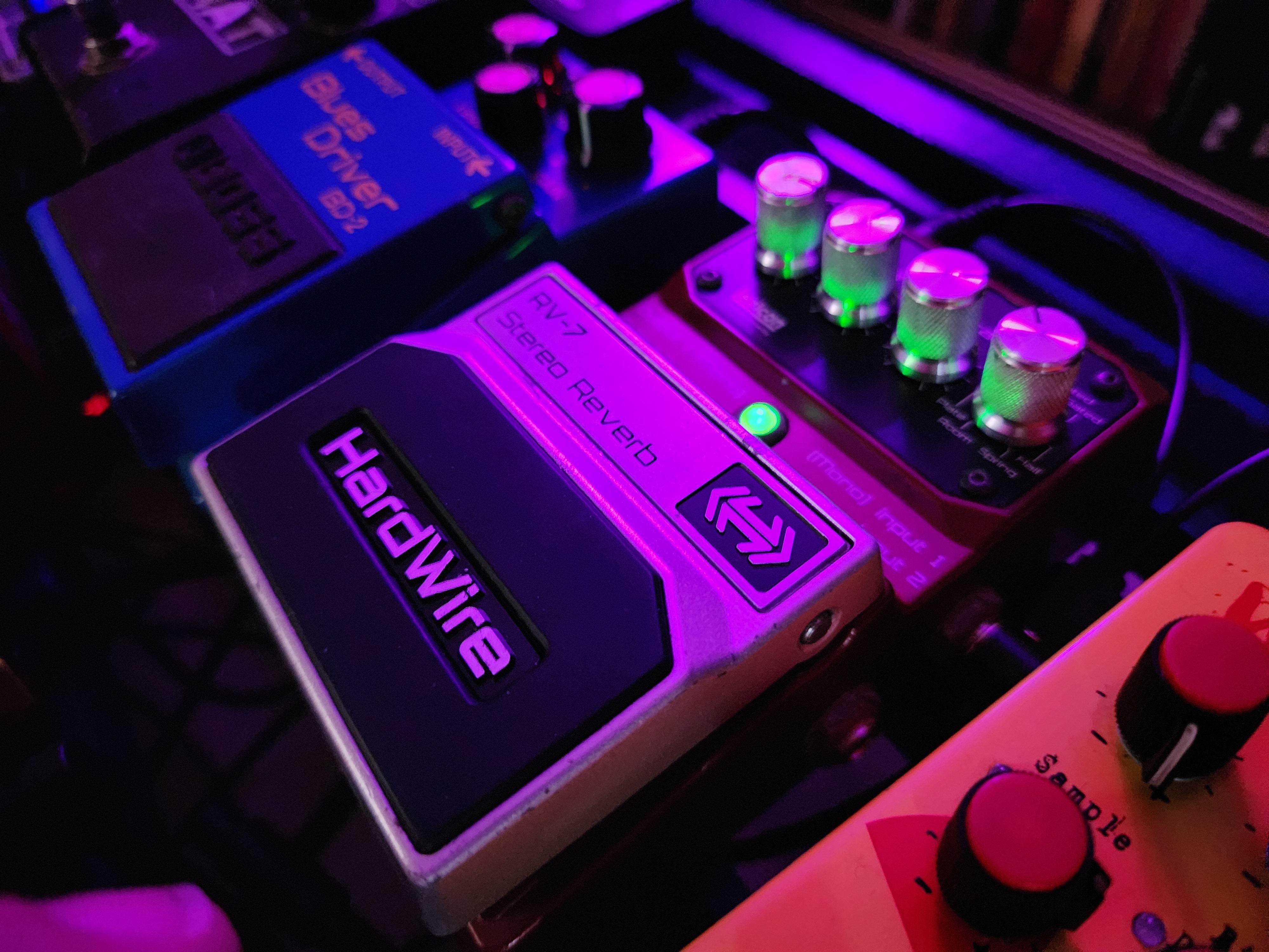 やっと、Hardwire RV-7っていうリバースリバーブのやつ、いい値段で