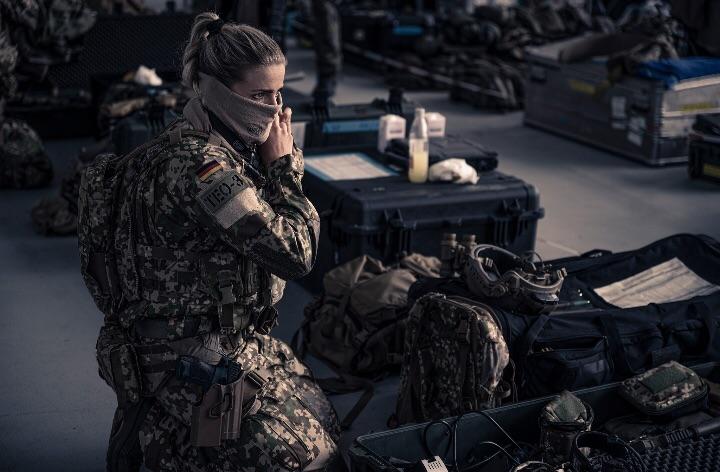 2021年のBlack Star演習中のドイツ連邦軍特殊部隊（KSK）の女性隊員