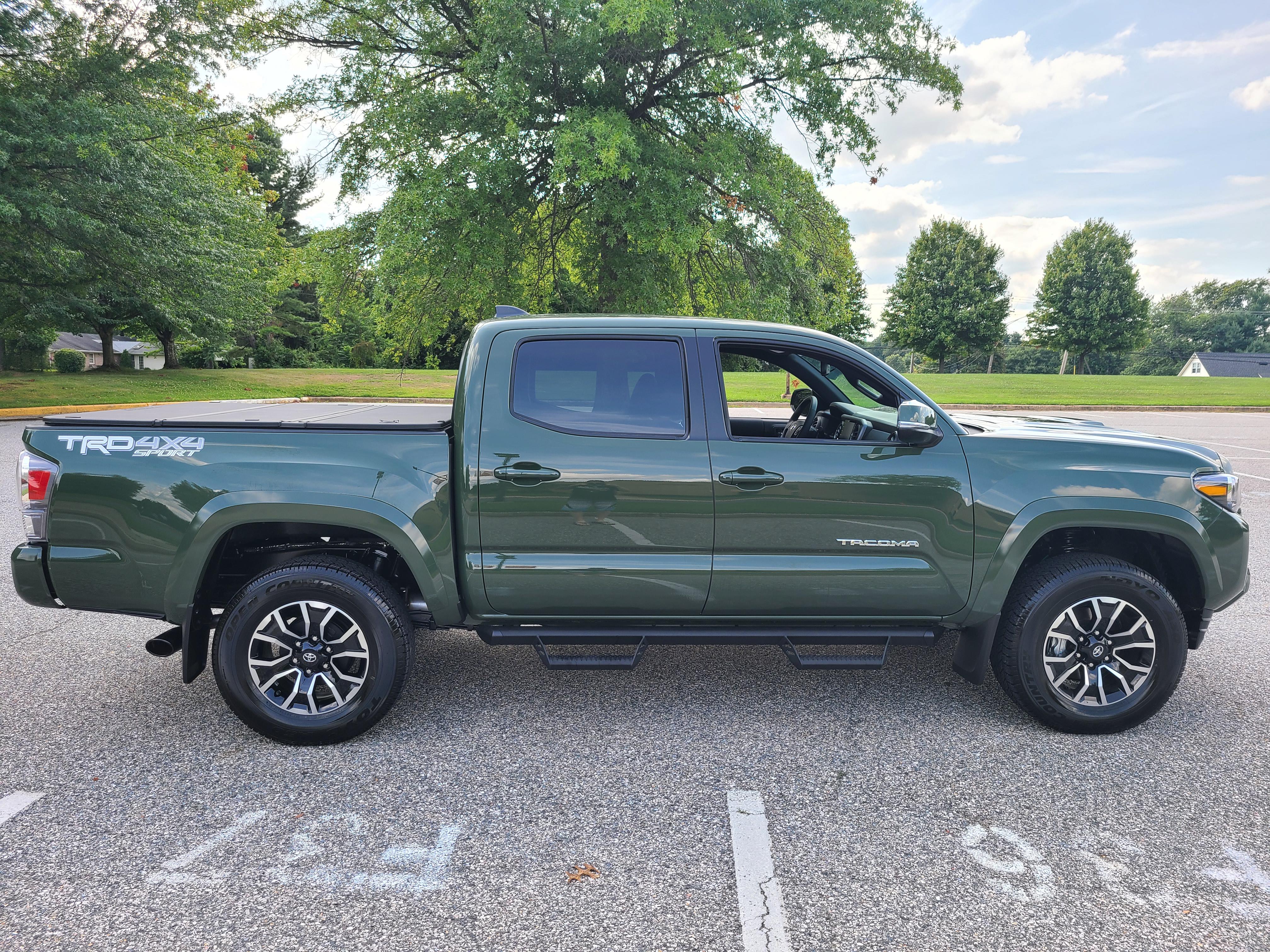 2021年型トヨタ・タコマTRDスポーツ4x4。アーミーグリーンがマジで最高