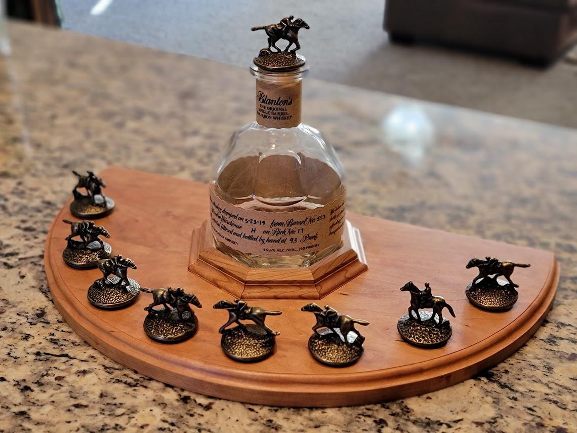 上司がコレクションしているブラントンボトルのコルクを飾る