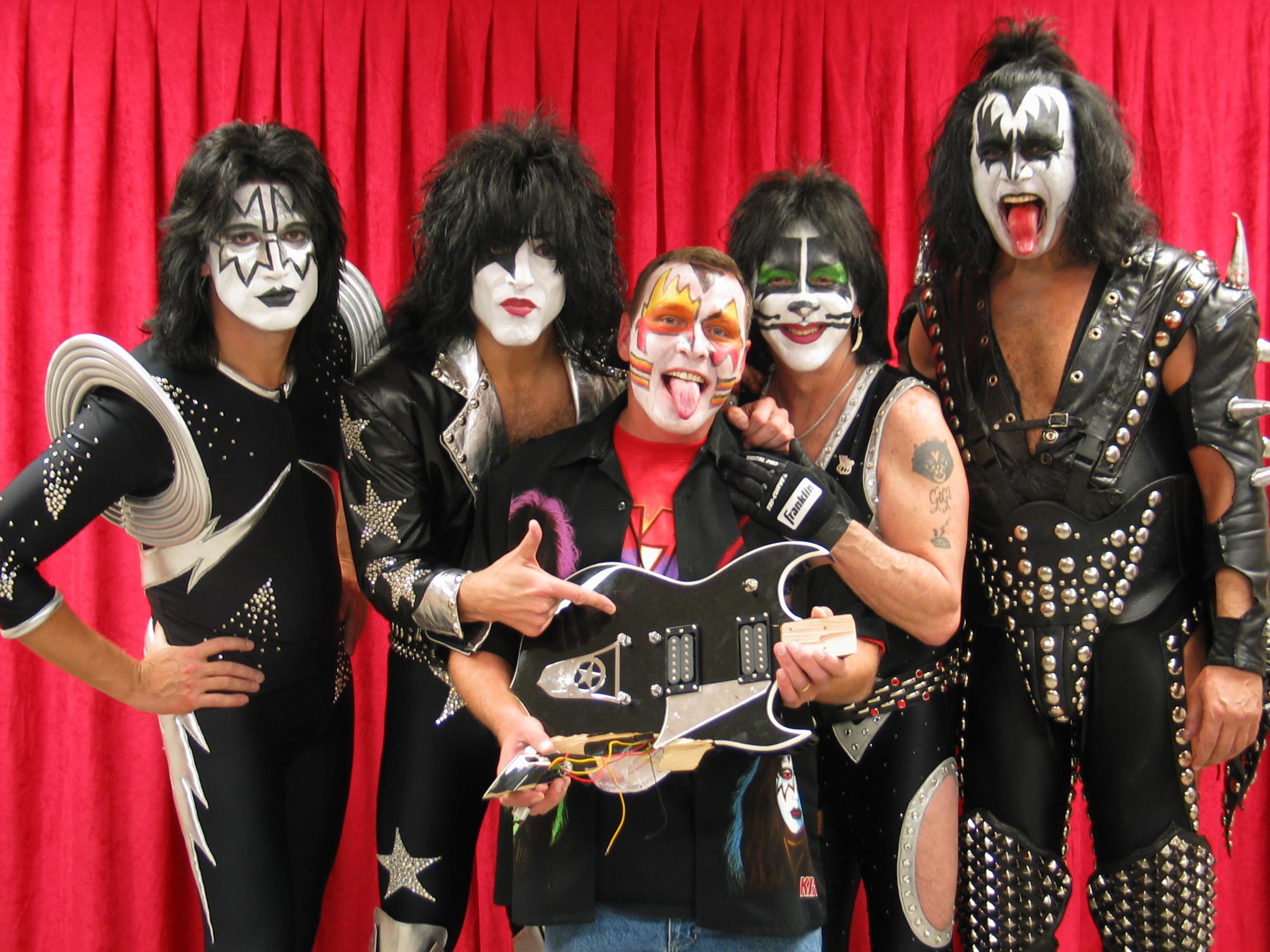 それでね、うちのパパがポール・スタンレーのギターを「盗んで