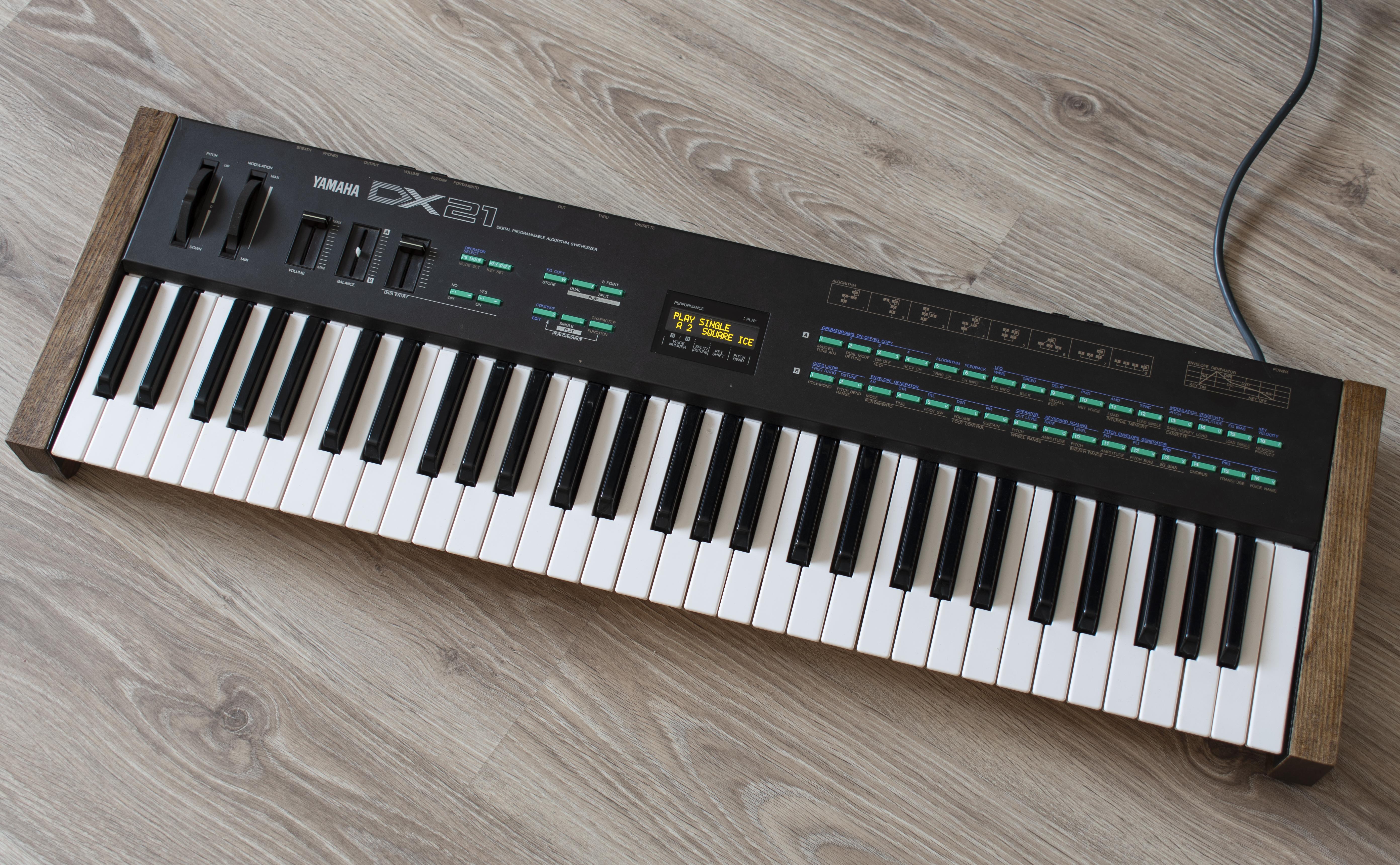 YAMAHA DX21 のレストア + 木製チーク！ : r/synthesizers