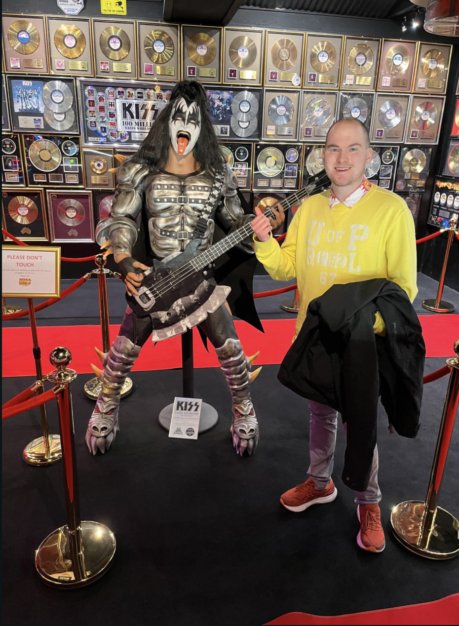 キッスのジーン・シモンズの等身大像をレンタルまたは購入したいと思っ