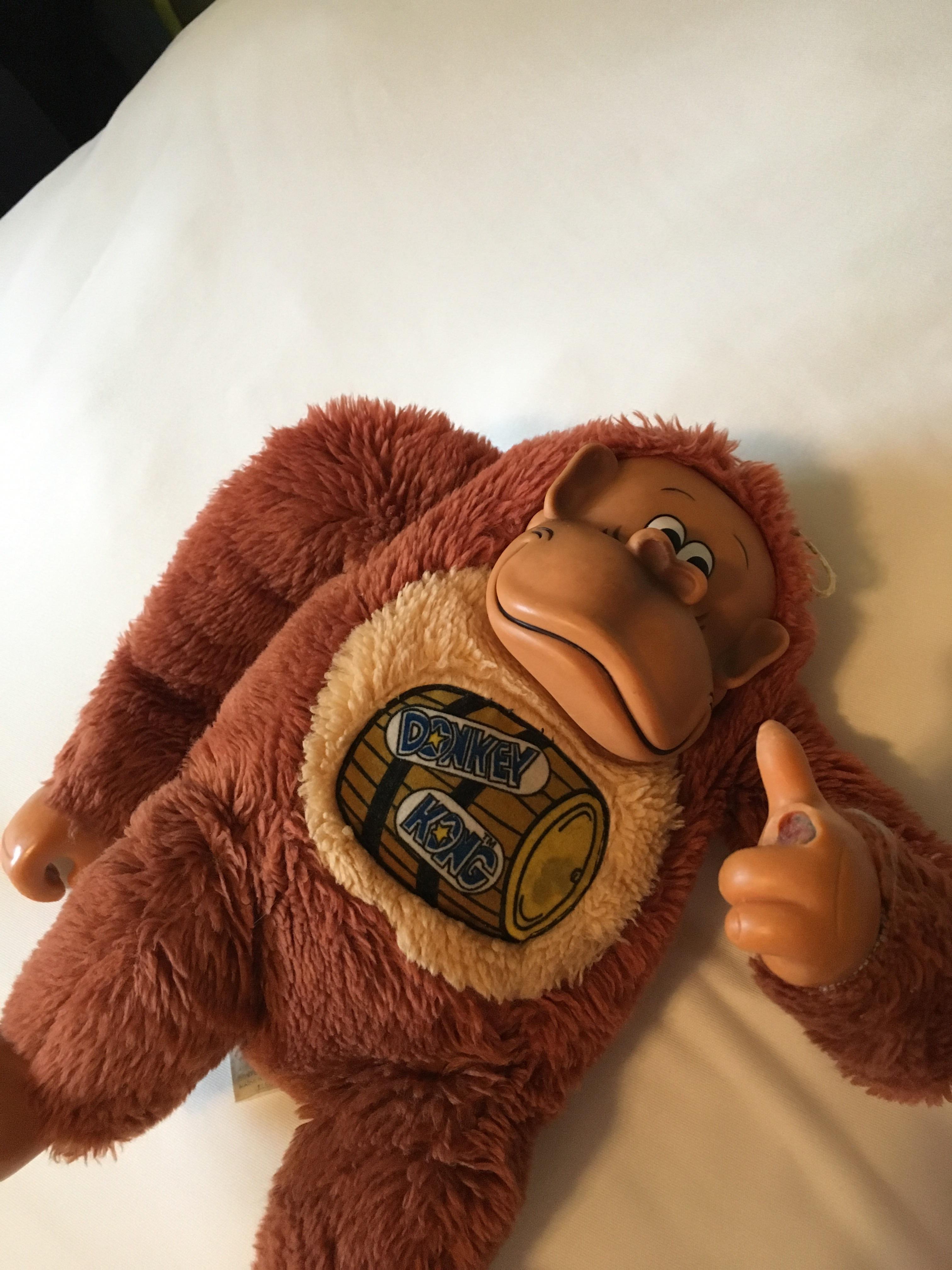 ヴィンテージコレクション用に、この古いドンキーコングのぬいぐるみを