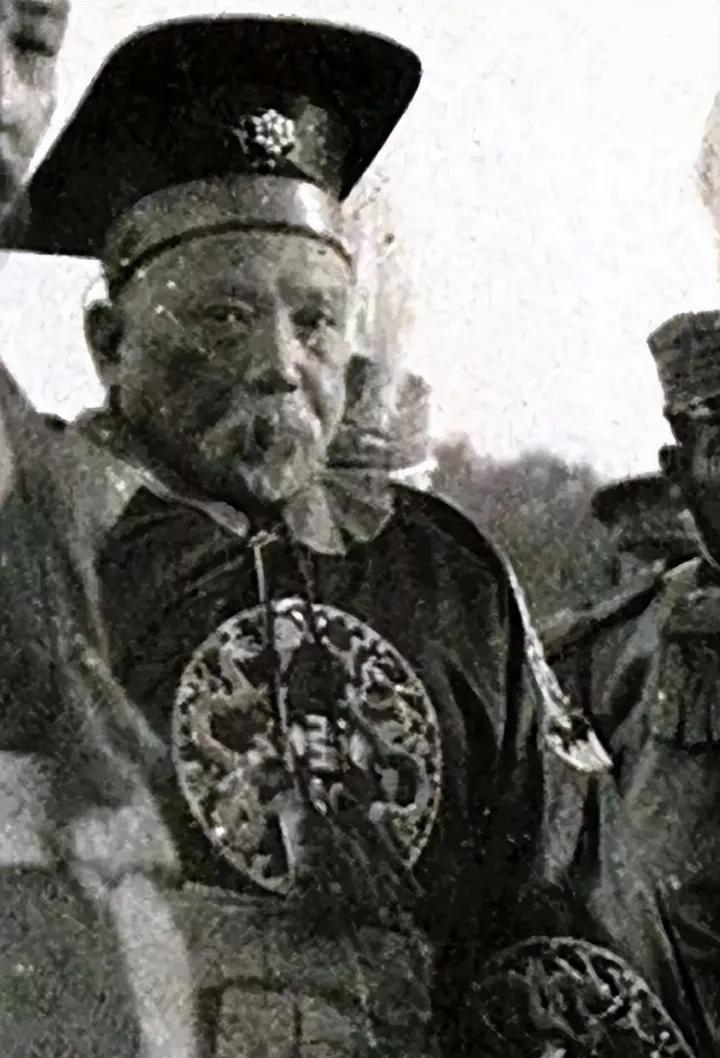 1915年、戴冠式での中国の将軍であり政治家である袁世凱。1911年、袁は