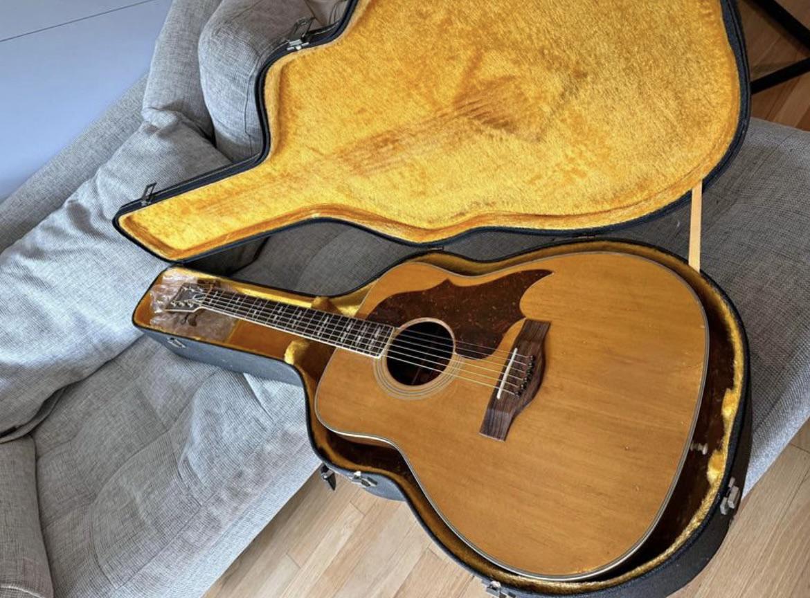 これ、1971年製のヤマハの赤ラベルFG-300だけど、600ドルって価値ある