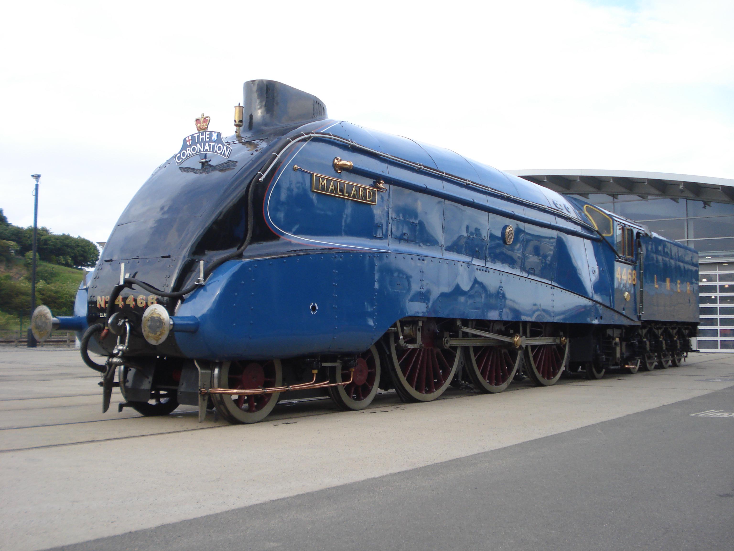 イギリスのA4型蒸気機関車、Mallard（マッラード）。最速の蒸気機関車