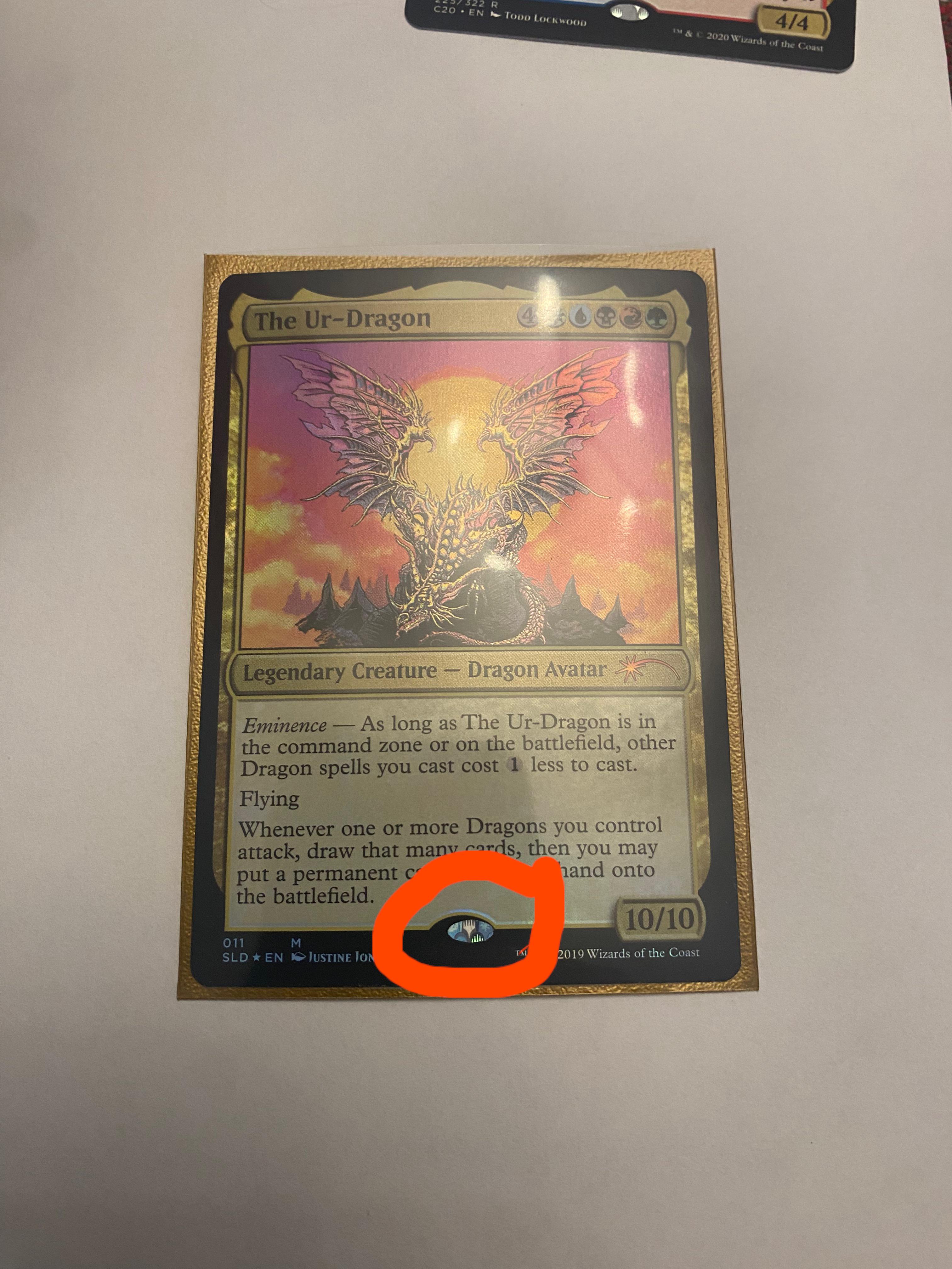 このカードの下部にある、中心からずれたホログラムのシンボルって