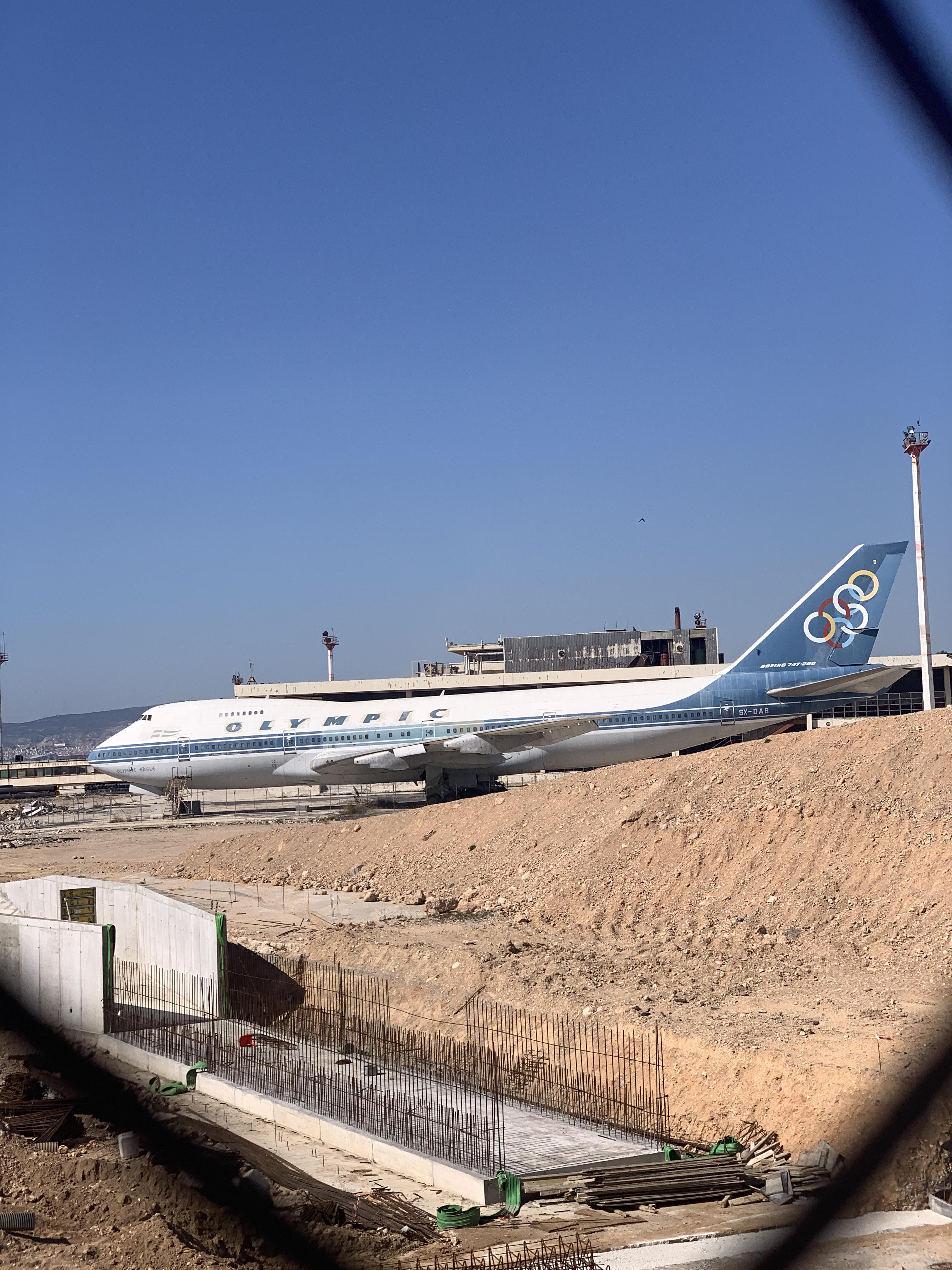 引退したオリンピック航空の747-200を、昔の運航停止中のアテネ空港で