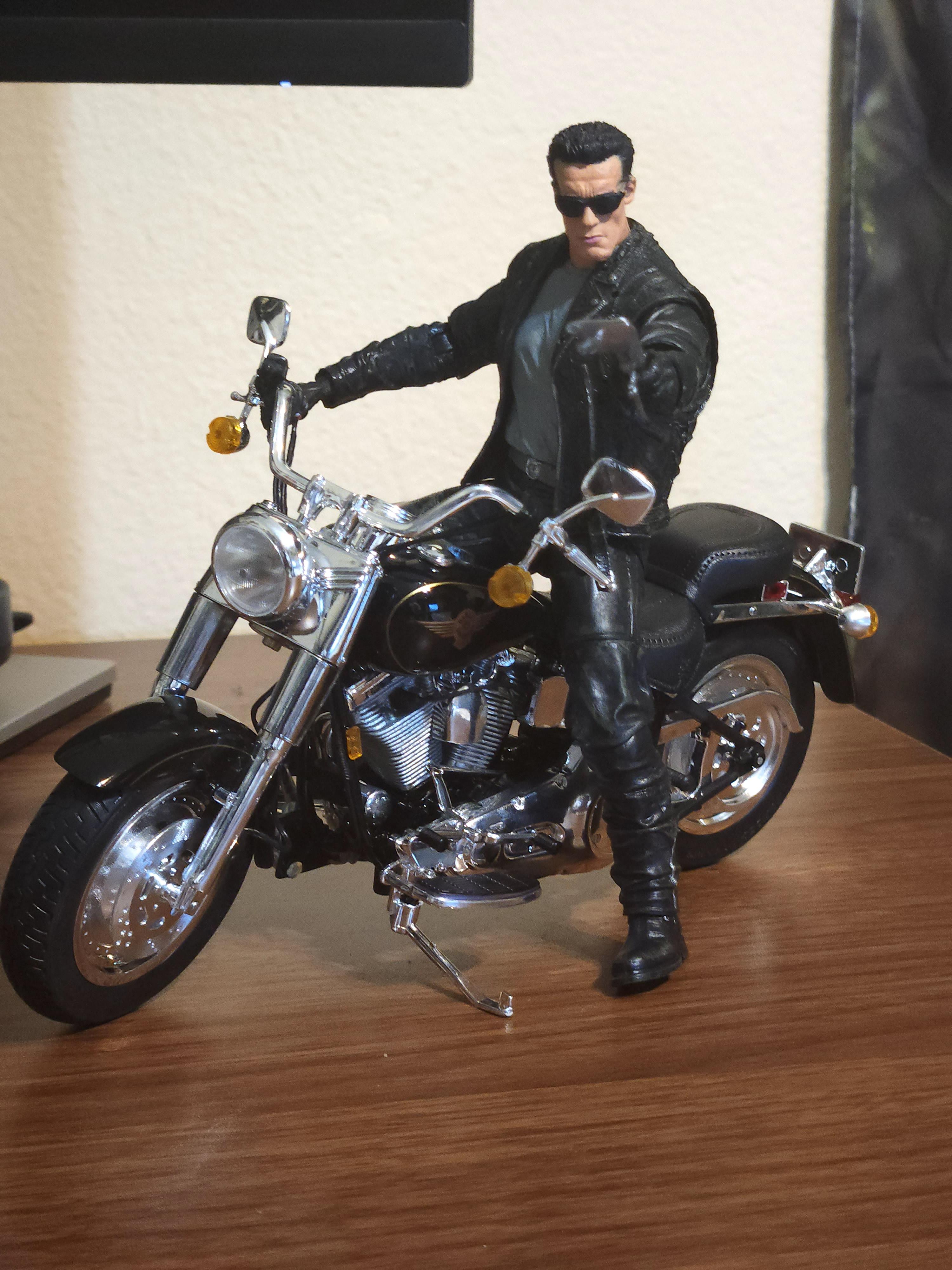 ターミネーター用に1/10のハーレーファットボーイ見つけた！ : r