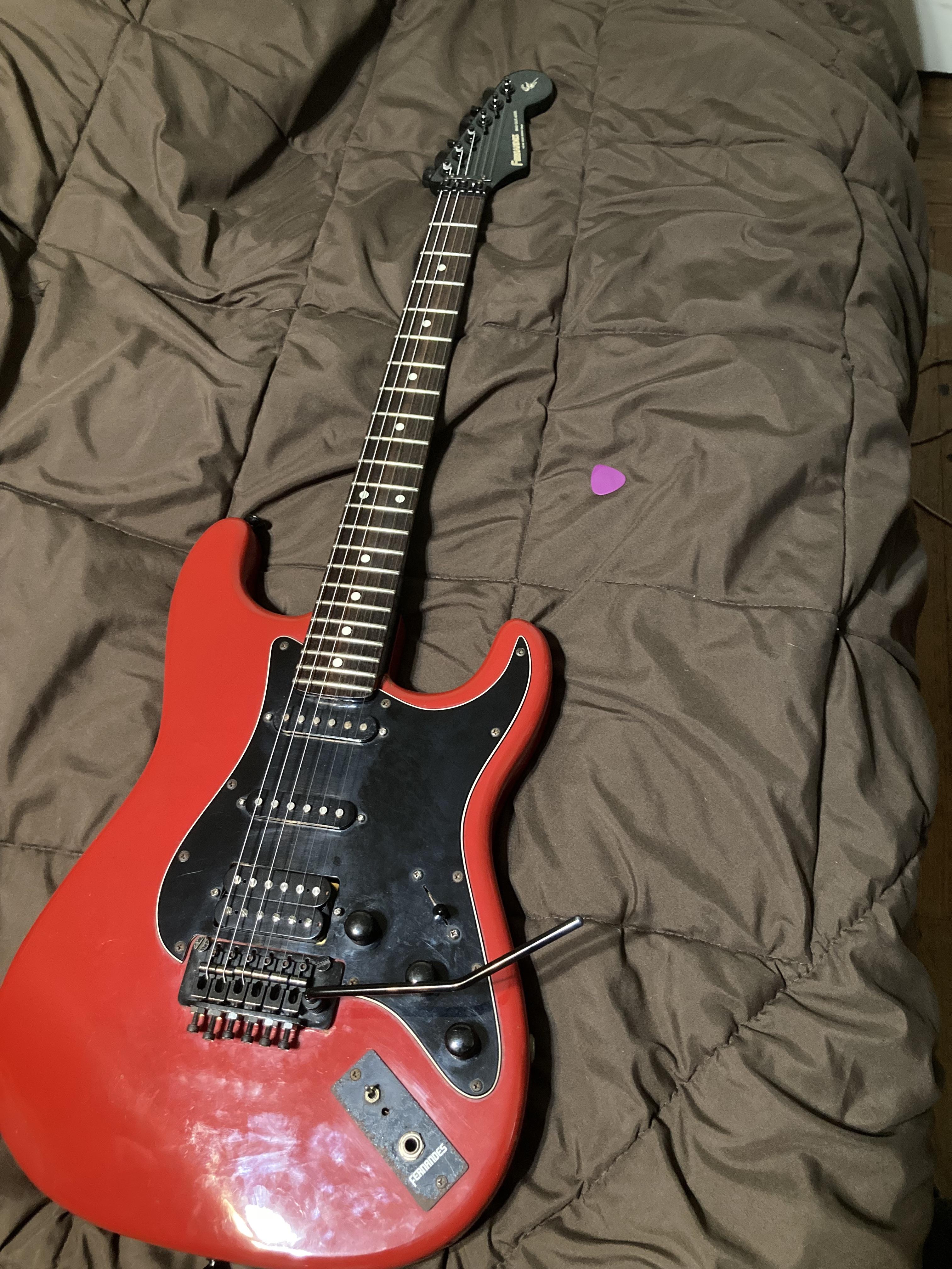 ブラッド・ギルス・フェルナンデス・ストラト : r/guitarporn