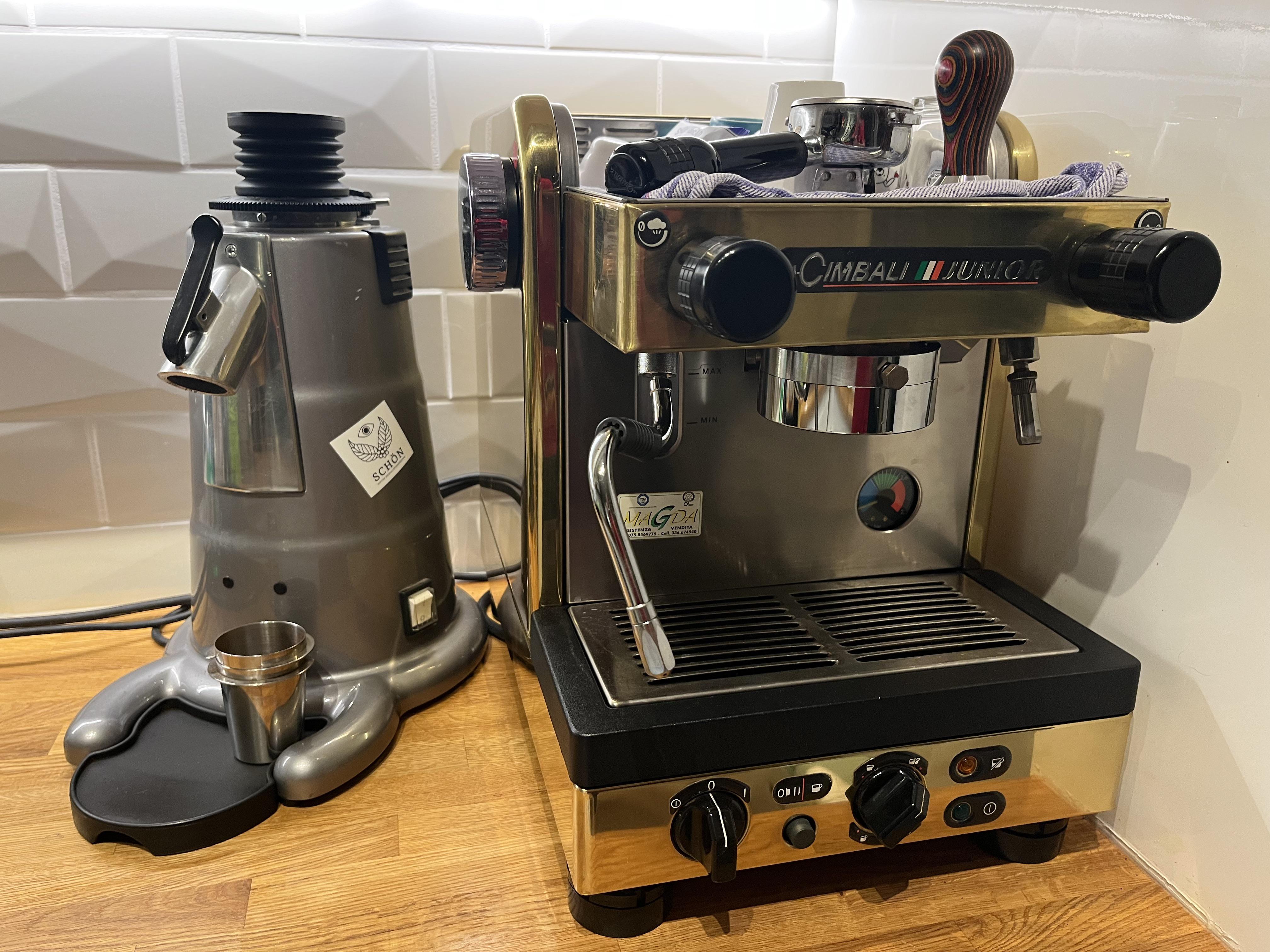 新しいエスプレッソチーム - 金色の La Cimbali Junior D1 🏅 : r/espresso