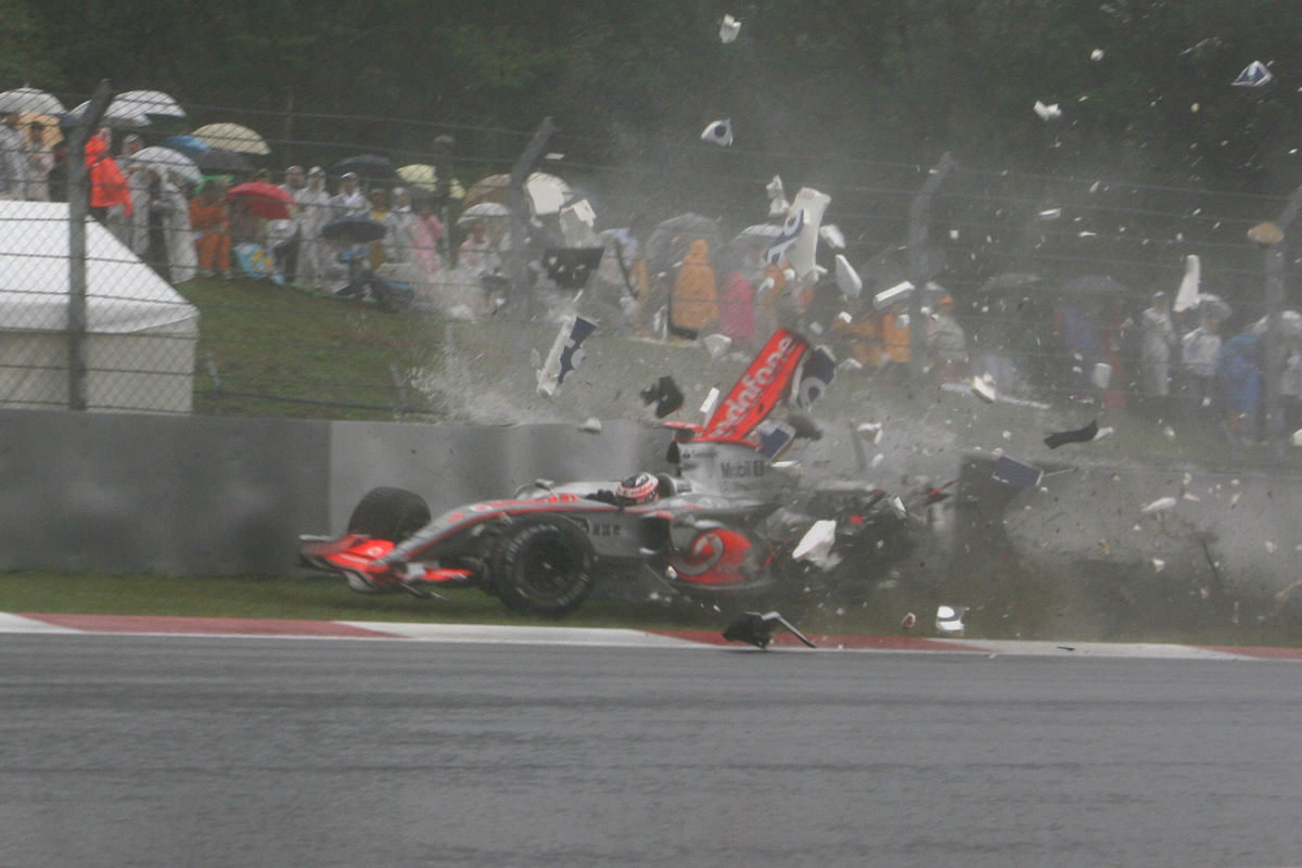 アロンソ、富士での雨中のクラッシュ - 2007年日本グランプリ : r/formula1