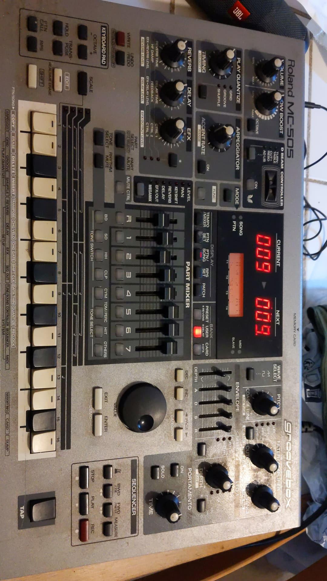 近所の人がRoland MC-505を譲ってくれるらしいんだけど。ロンドンで