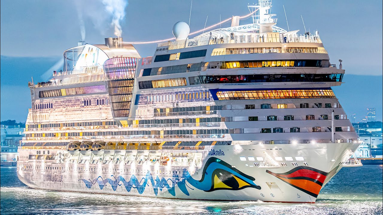 奇抜デザイン】アイーダステラ横浜初入港【クルーズ客船】 - YouTube