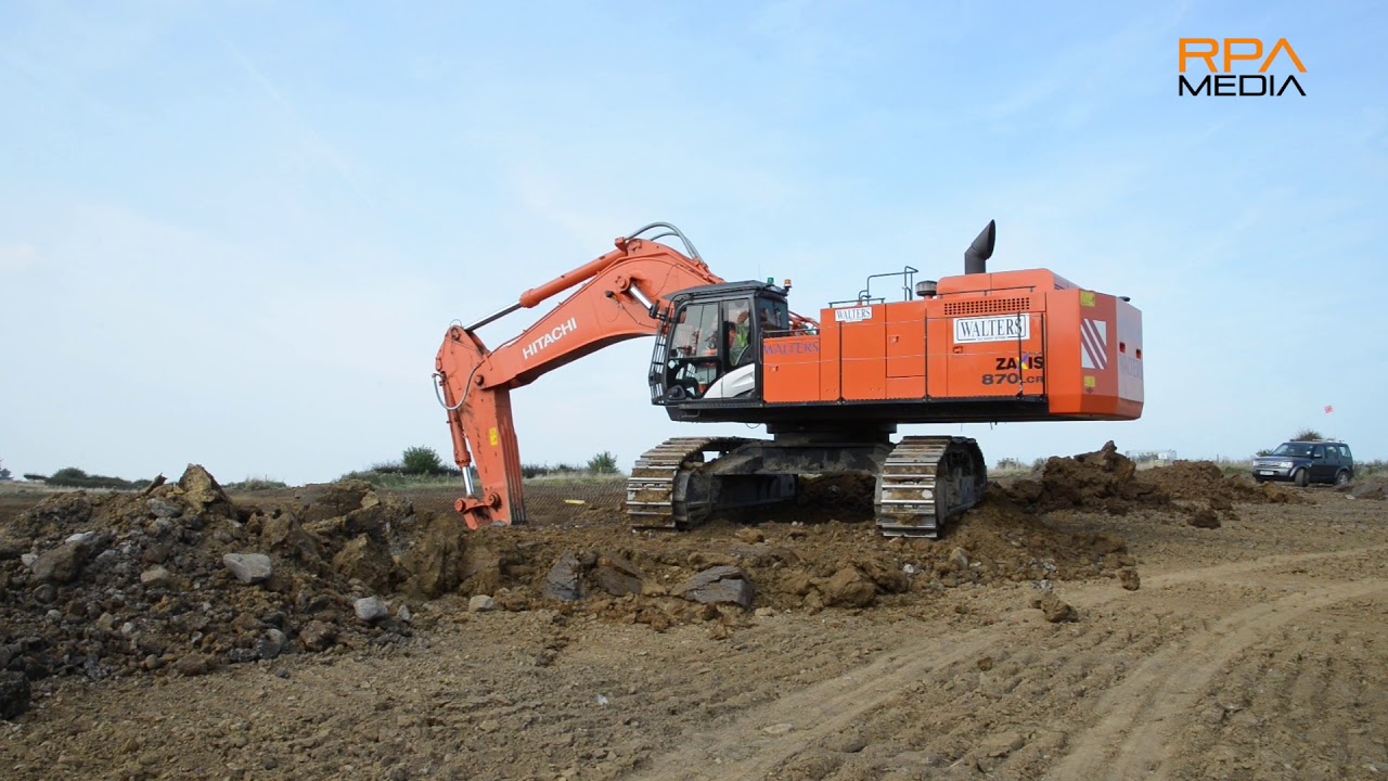 BIG Hitachi ZX870 loading 40t dump trucks - YouTube