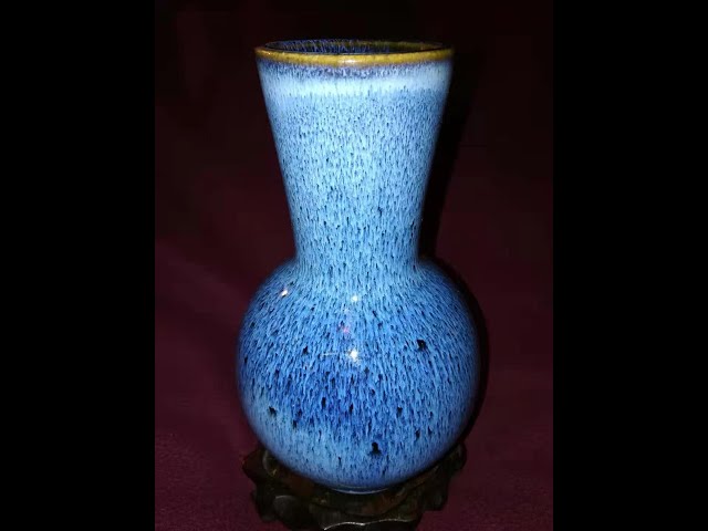 清雍正乾隆炉钧釉凤尾尊, A Jun glaze bottle vase of Qianlong period