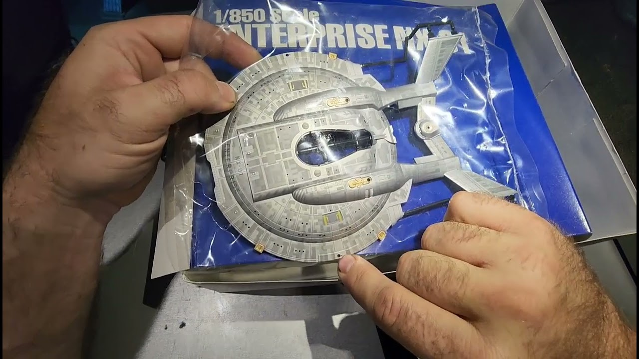 Traveling Build - The 1/850 Bandai NX-01 Enterprise - YouTube