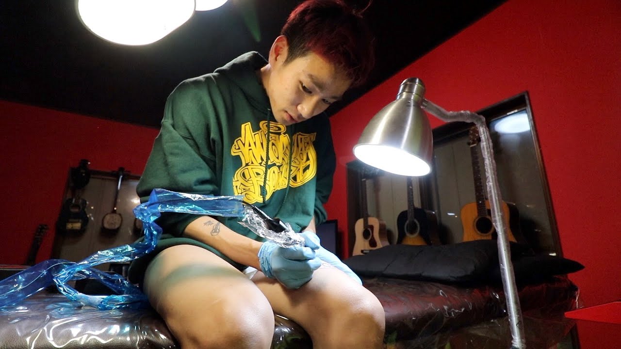 初】自分でタトゥーを彫る！ - YouTube