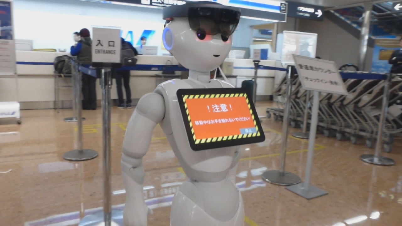 自走のペッパー、空港案内 宮崎で初の実証実験 - YouTube