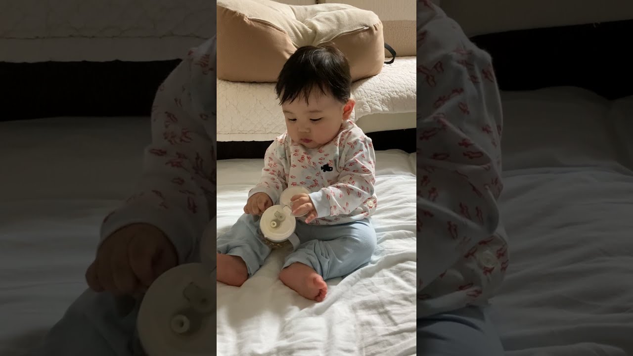 頑張って自分で飲もうとするけど失敗しちゃう赤ちゃん - YouTube