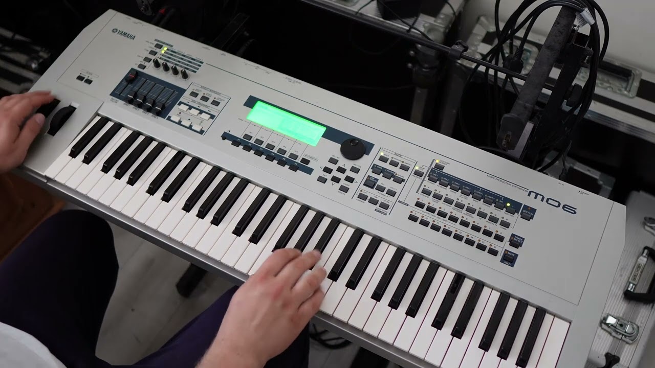 Yamaha MO6 - small version of Motif ES - voice demo - YouTube