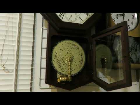 RHYTHM ディスクオルゴール付き柱時計 - YouTube