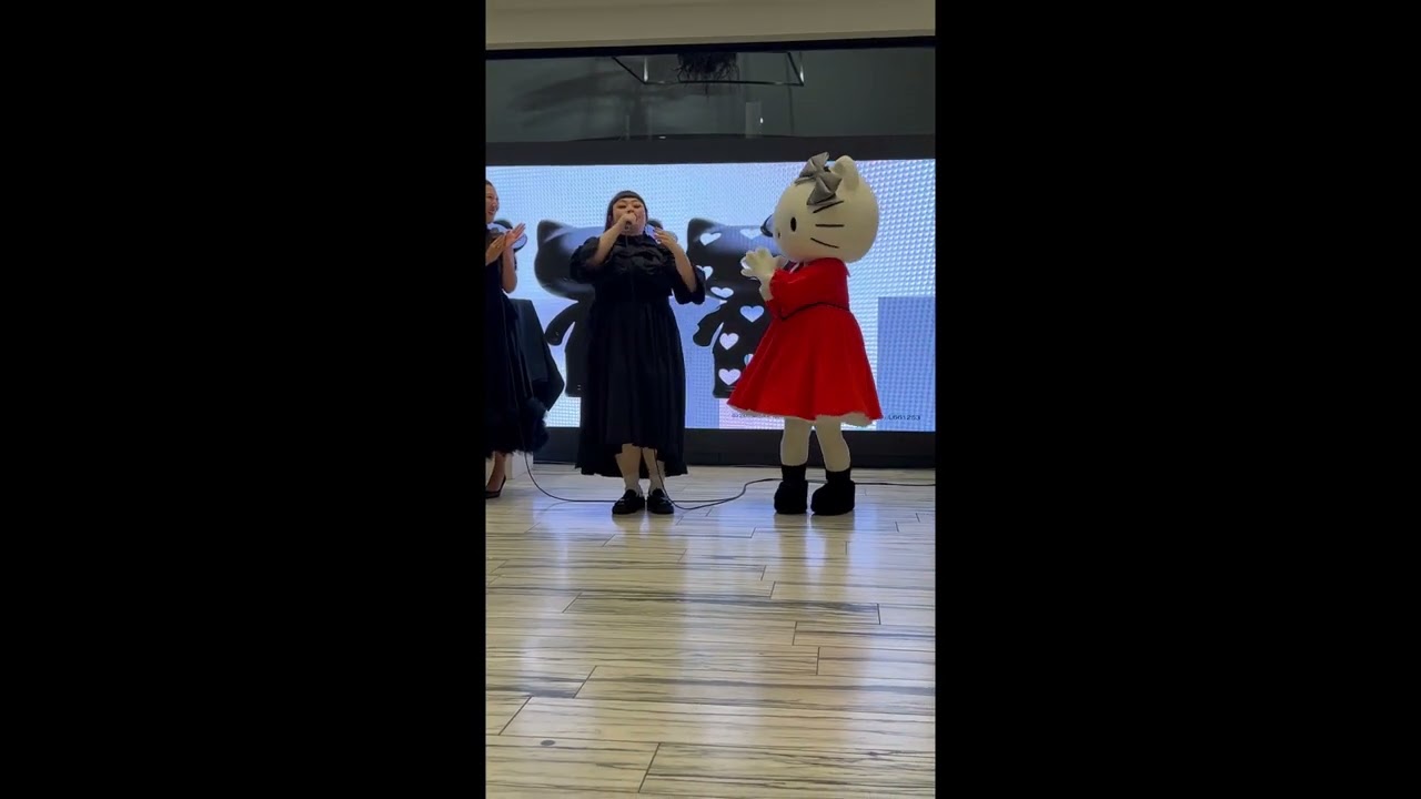 ハローキティ」ブラックフィギュア販売 バーニーズNY六本木店でPR