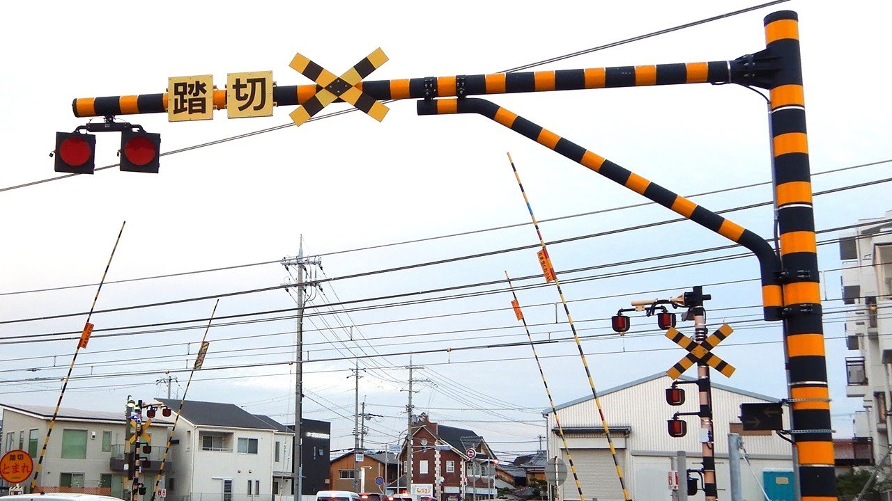 踏切】JR山陽本線 先端まで塗られたオーバーハングに四角い警報灯が