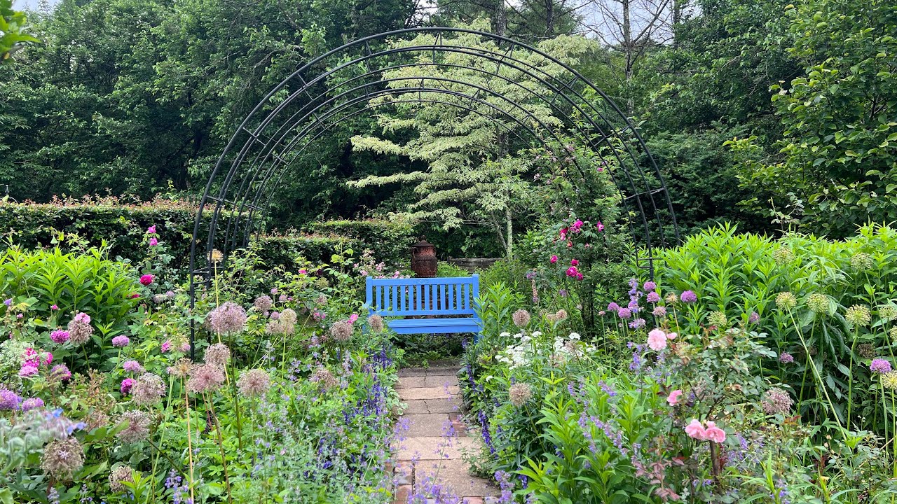 蓼科高原バラクライングリッシュガーデン - YouTube