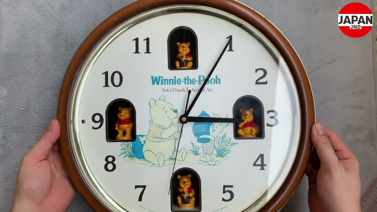 Winnie the Pooh traditional art wall clockくまのプーさん プーさん