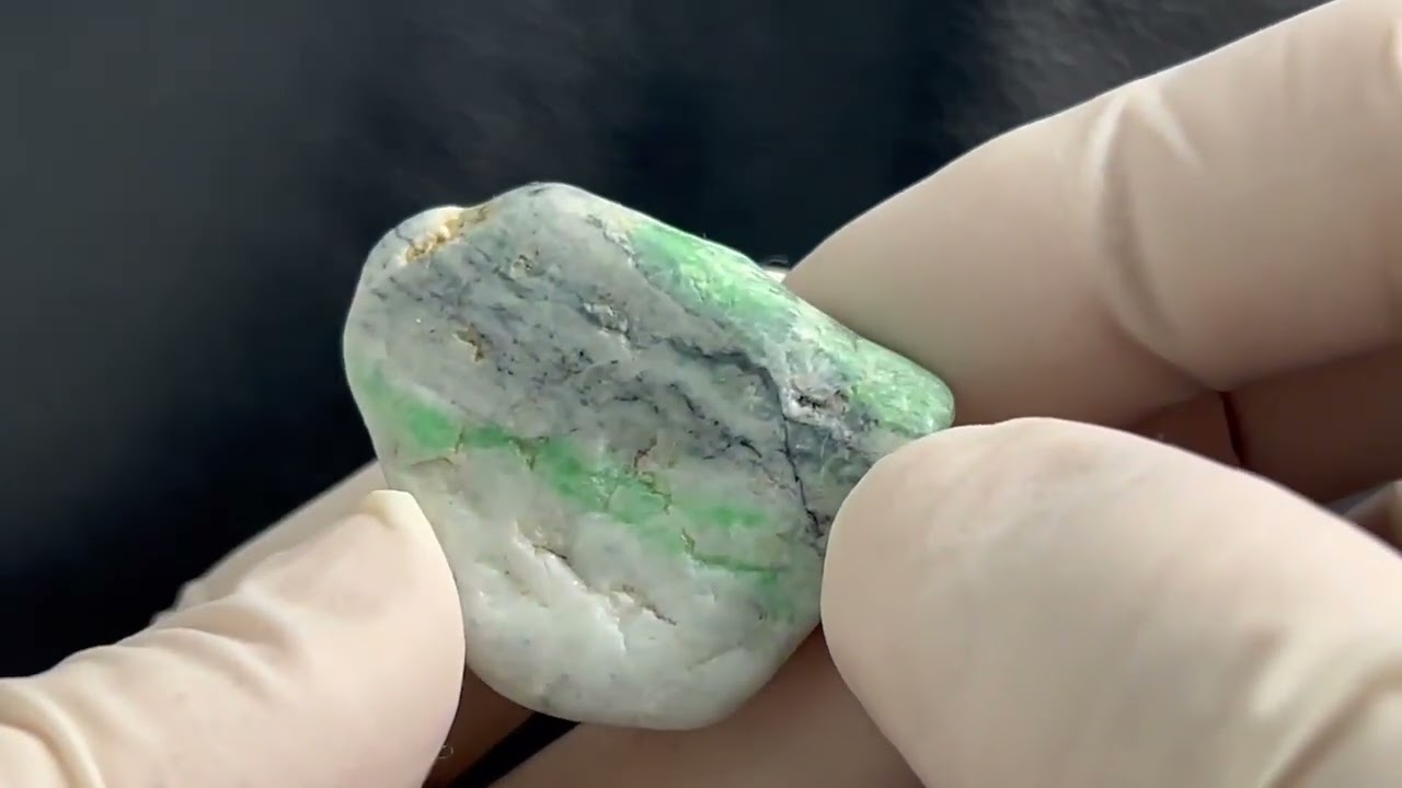 糸魚川青海川金山谷産グリーンひすい原石 28.9g - パーフェクト