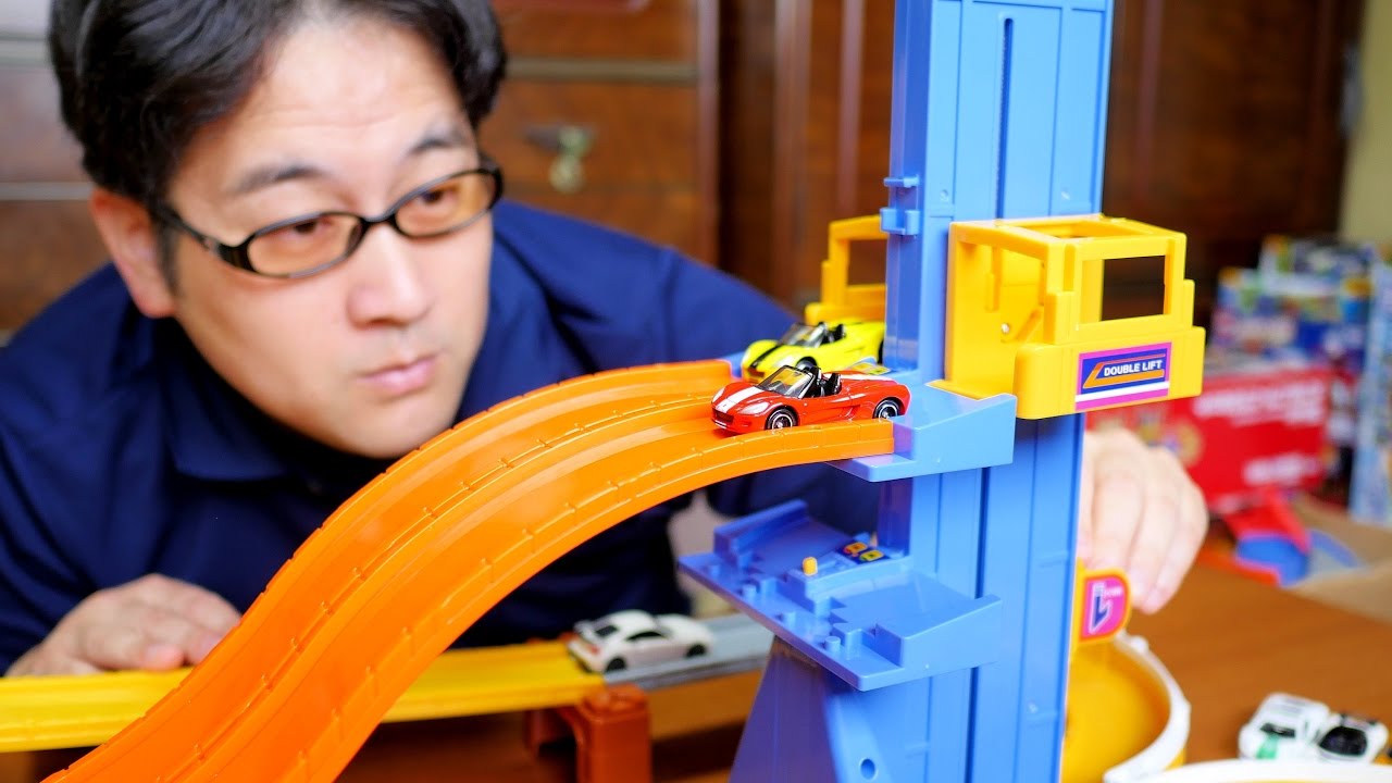 トミカシステム 5WAY ダブルリフトどうろセットを紹介し何台走れるか