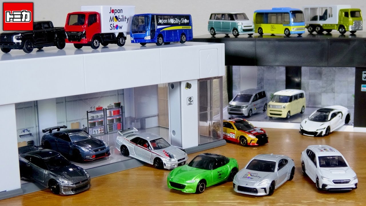 The pre-sale Tomica Garage Silver White Standard Edition has a