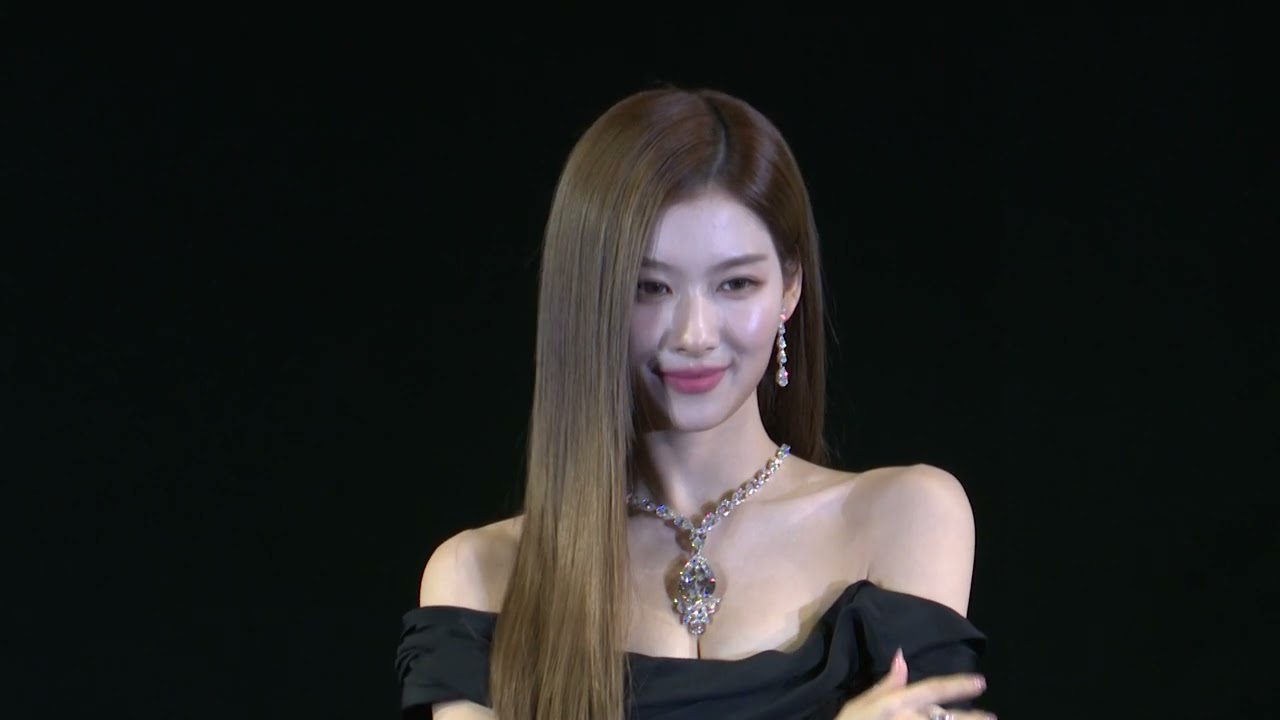 TWICE サナ、205カラットのジュエリーを身に着けて登場！「GRAFF