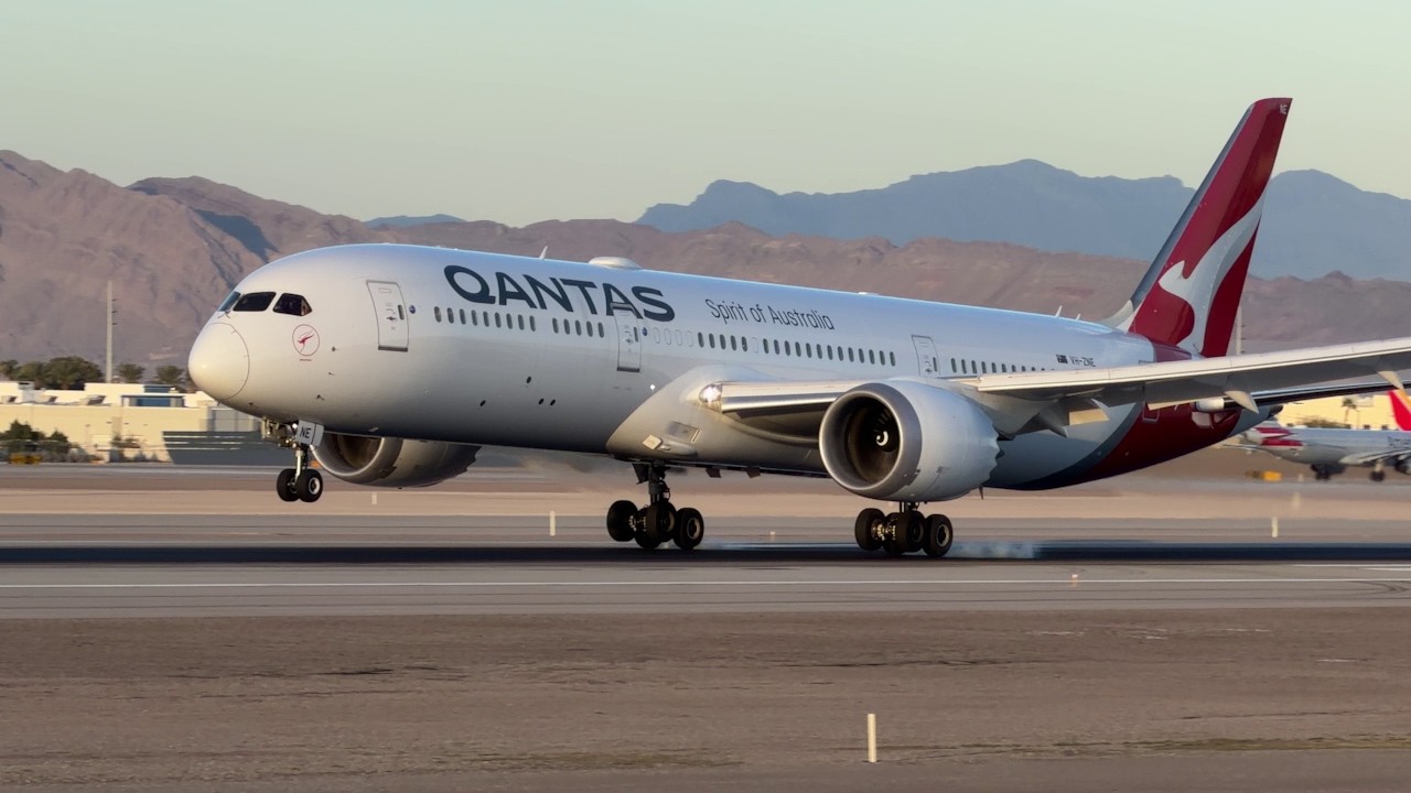 Qantas Boeing 787-9 Dreamliner lands at Las Vegas | VH-ZNE - YouTube