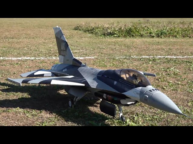 ラジコンジェット機 F16がオフミ会場で舞う Pilot Amerazi - YouTube